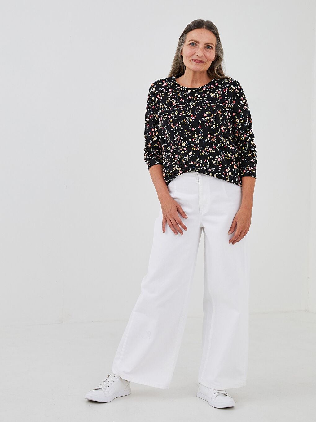 Siyah Bisiklet Yaka Çiçek Baskılı Uzun Kollu Pamuklu Kadın Tişört-2