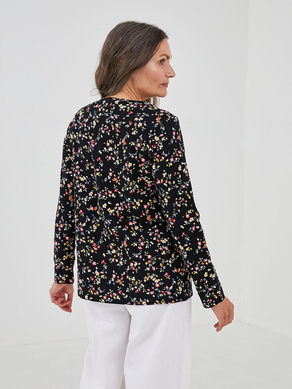 Siyah Bisiklet Yaka Çiçek Baskılı Uzun Kollu Pamuklu Kadın Tişört-3