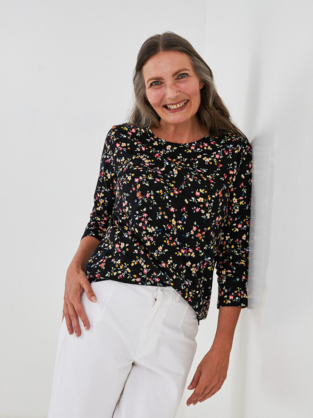 Siyah Bisiklet Yaka Çiçek Baskılı Uzun Kollu Pamuklu Kadın Tişört-4