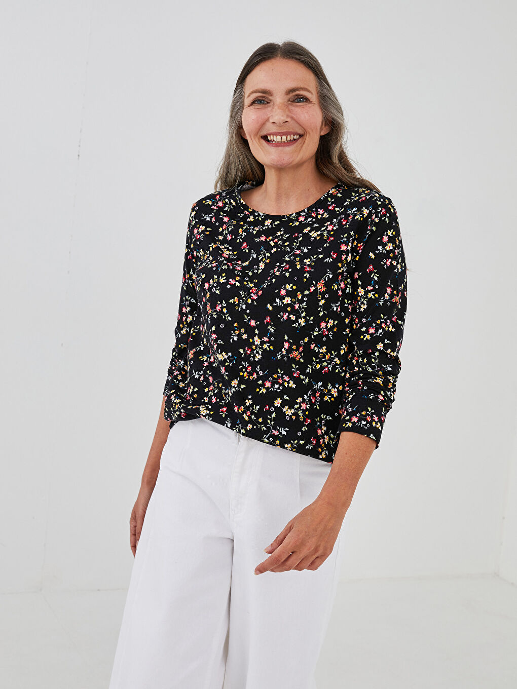 Siyah Bisiklet Yaka Çiçek Baskılı Uzun Kollu Pamuklu Kadın Tişört