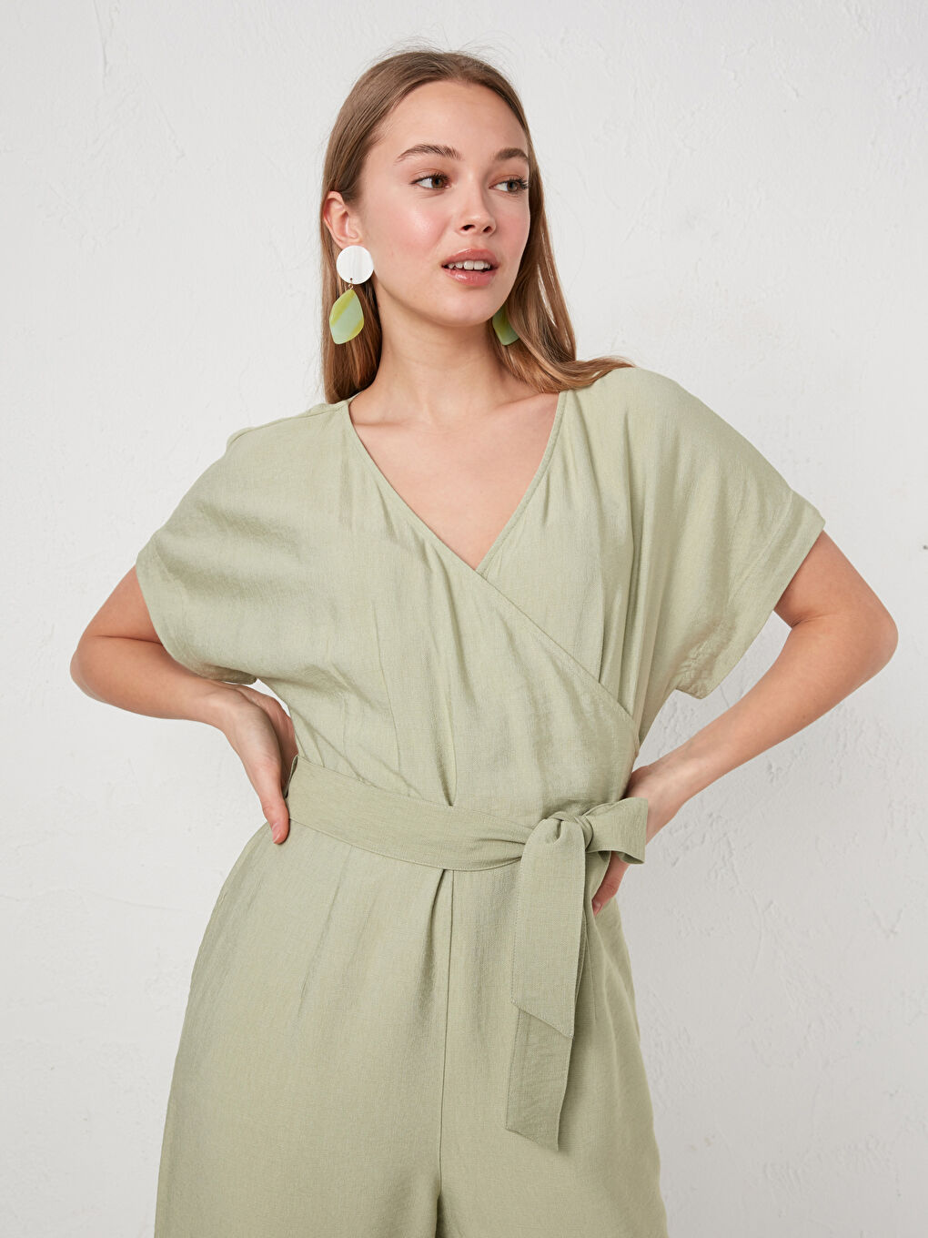 Yeşil Kruvaze V Yaka Kısa Kollu Düz Beli Kuşaklı Kadın Tulum-2