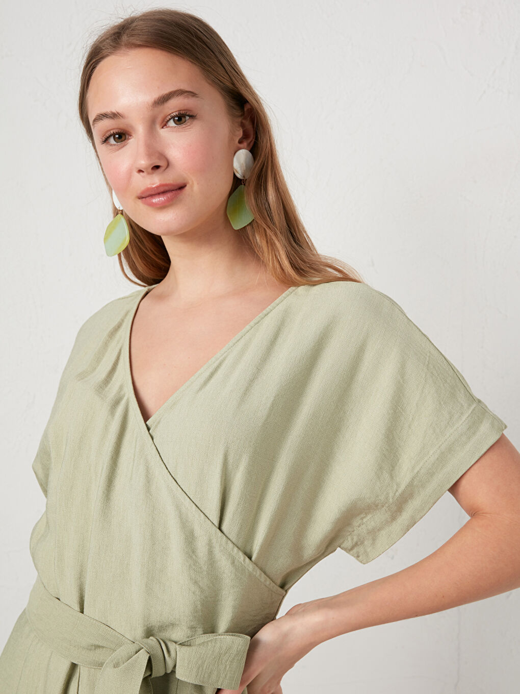 Yeşil Kruvaze V Yaka Kısa Kollu Düz Beli Kuşaklı Kadın Tulum-4