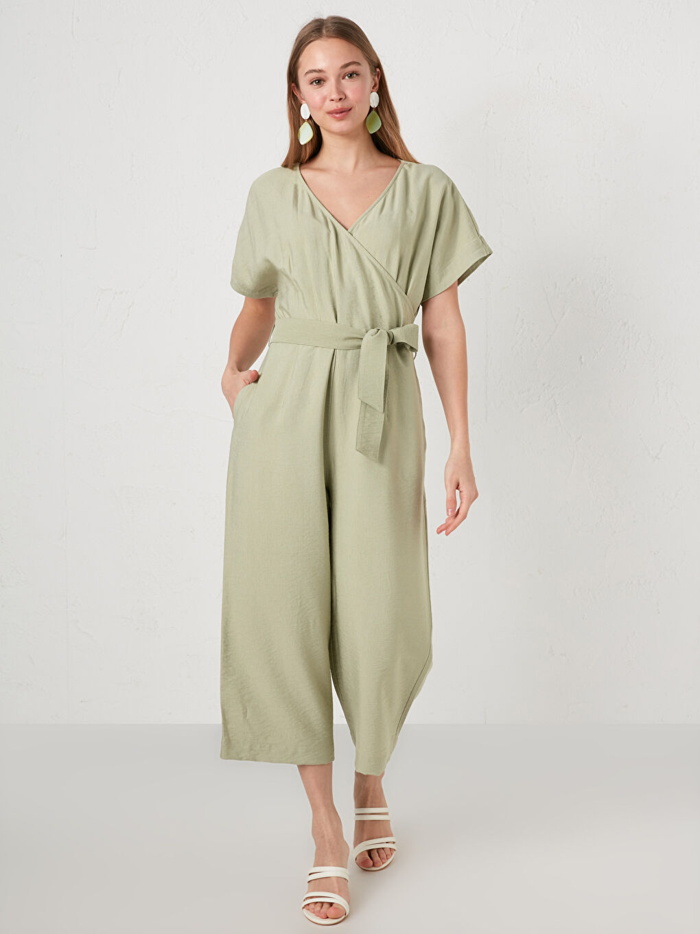 Yeşil Kruvaze V Yaka Kısa Kollu Düz Beli Kuşaklı Kadın Tulum-5