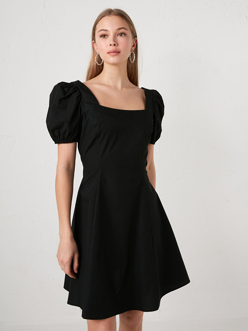 Robe Femme à Manches Courtes Droite à Col Carré en Popeline-1