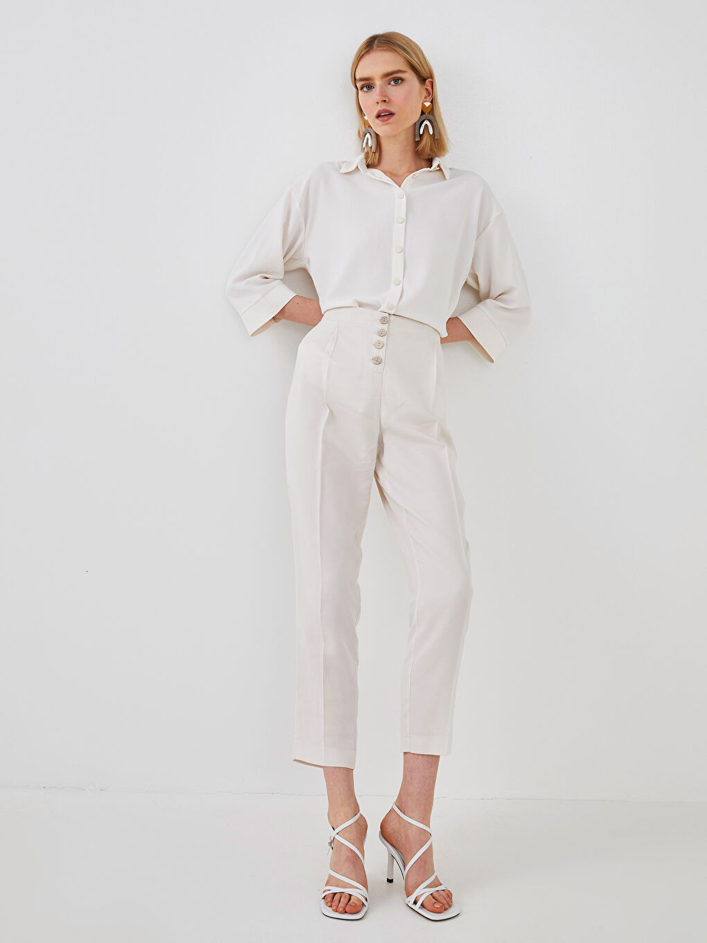 Брюки с высокой посадкой и свободным кроем для женщин