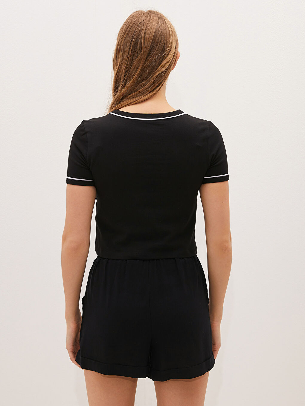 Siyah Bisiklet Yaka Baskılı Kısa Kollu Kadın Tişört-4