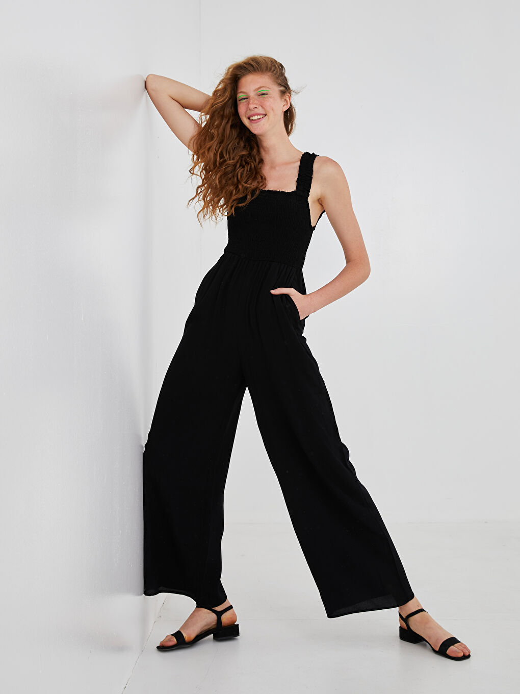 Siyah Kare Yaka Askılı Fırfırlı Gipe Detaylı Viskon Kadın Tulum-1