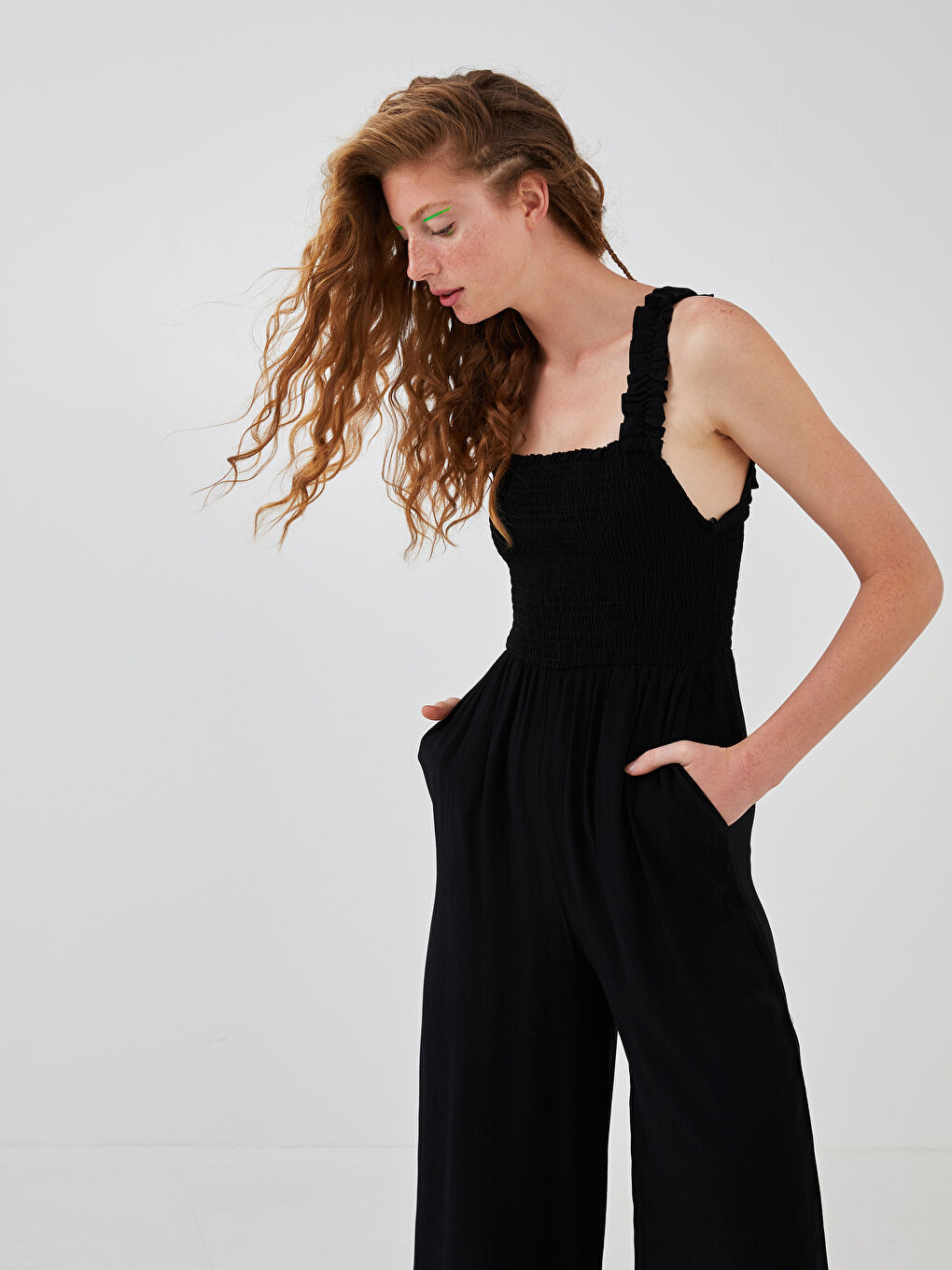 Siyah Kare Yaka Askılı Fırfırlı Gipe Detaylı Viskon Kadın Tulum-2