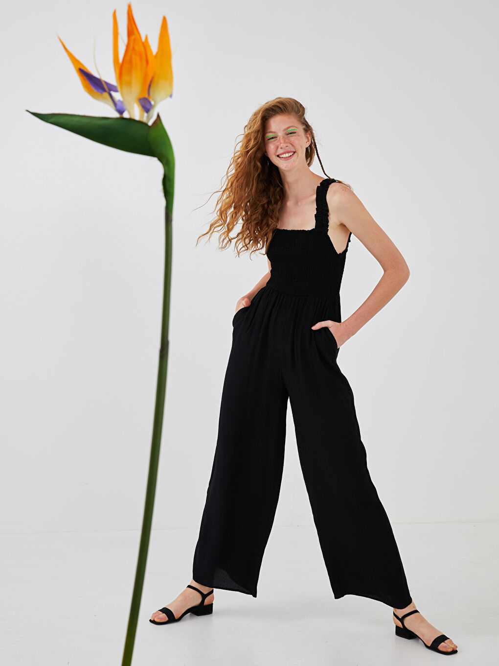 Siyah Kare Yaka Askılı Fırfırlı Gipe Detaylı Viskon Kadın Tulum-5