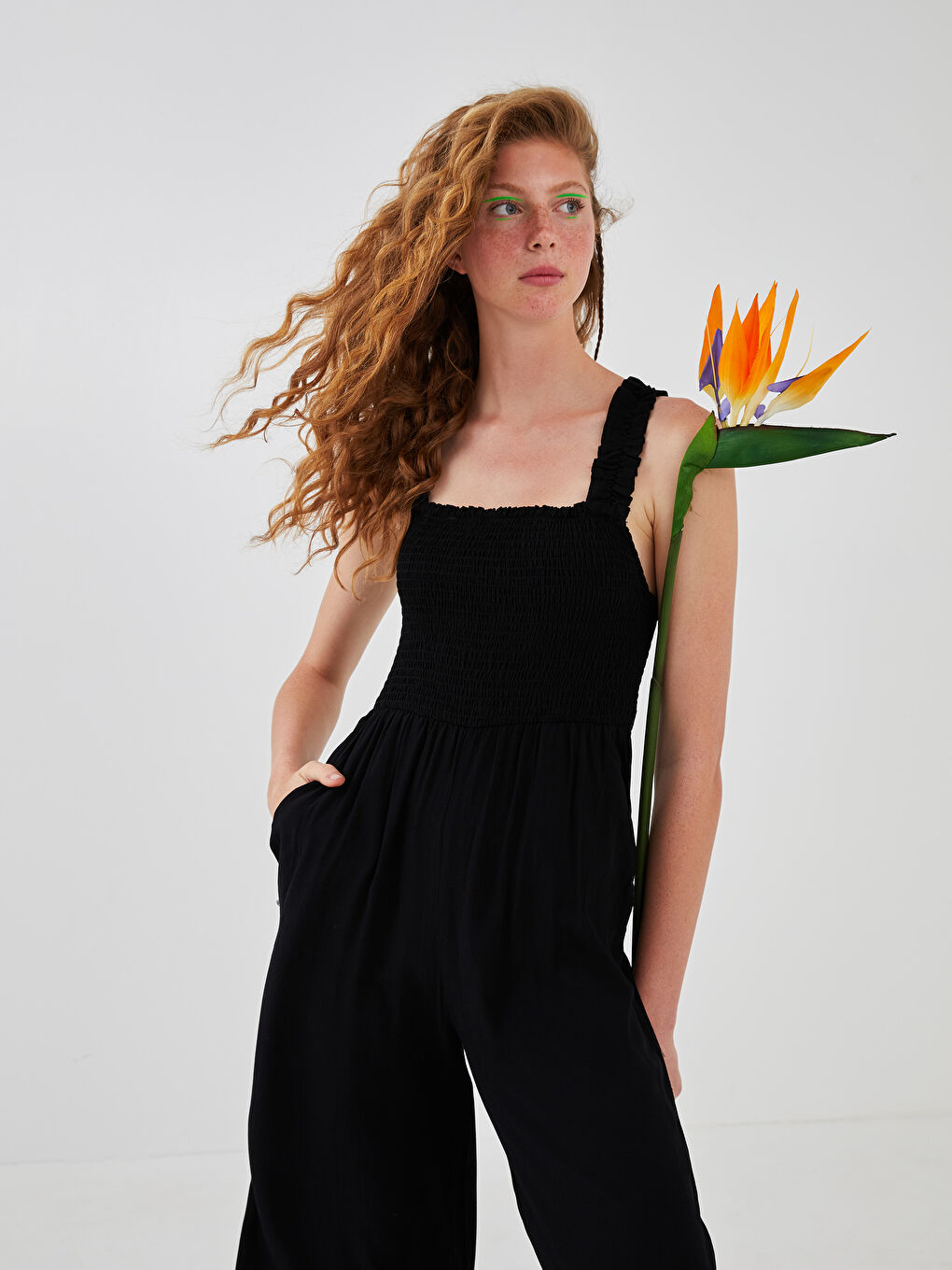 Siyah Kare Yaka Askılı Fırfırlı Gipe Detaylı Viskon Kadın Tulum