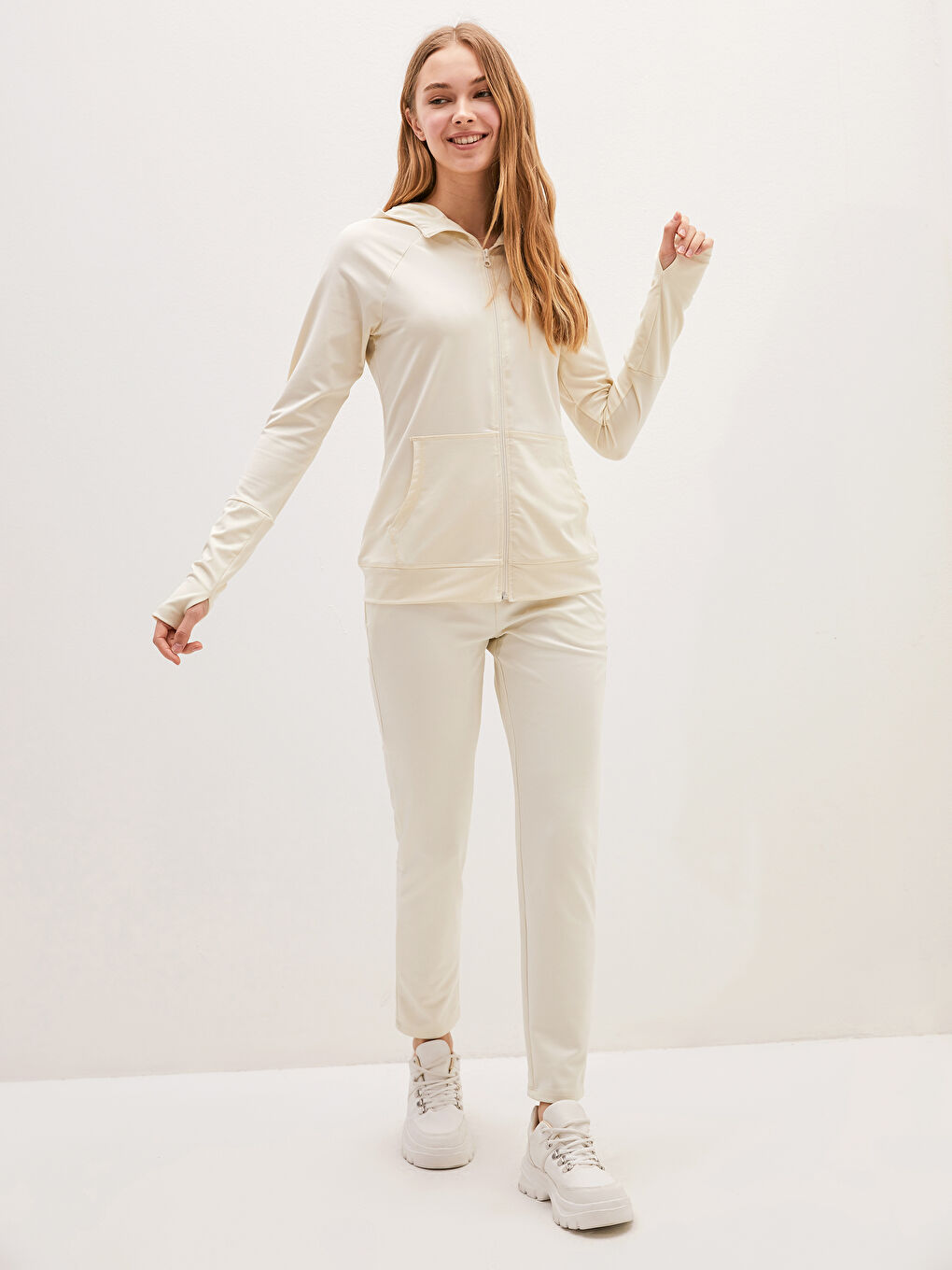 بنطلون رياضي للسيدات بخصر مطاطي وتفاصيل جيوب