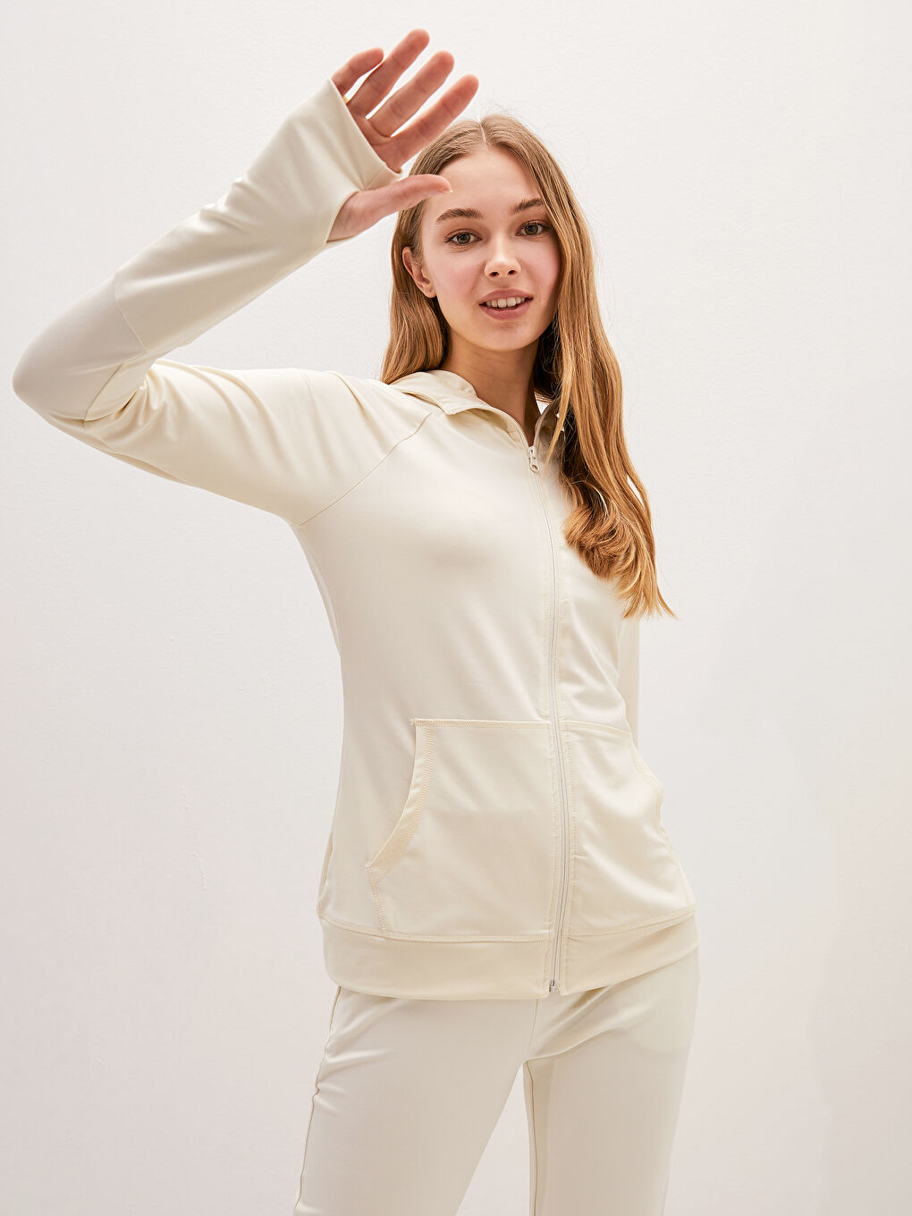 Bej Kapüşon Yaka Düz Uzun Kollu Cep Detaylı Kadın Spor Hırka