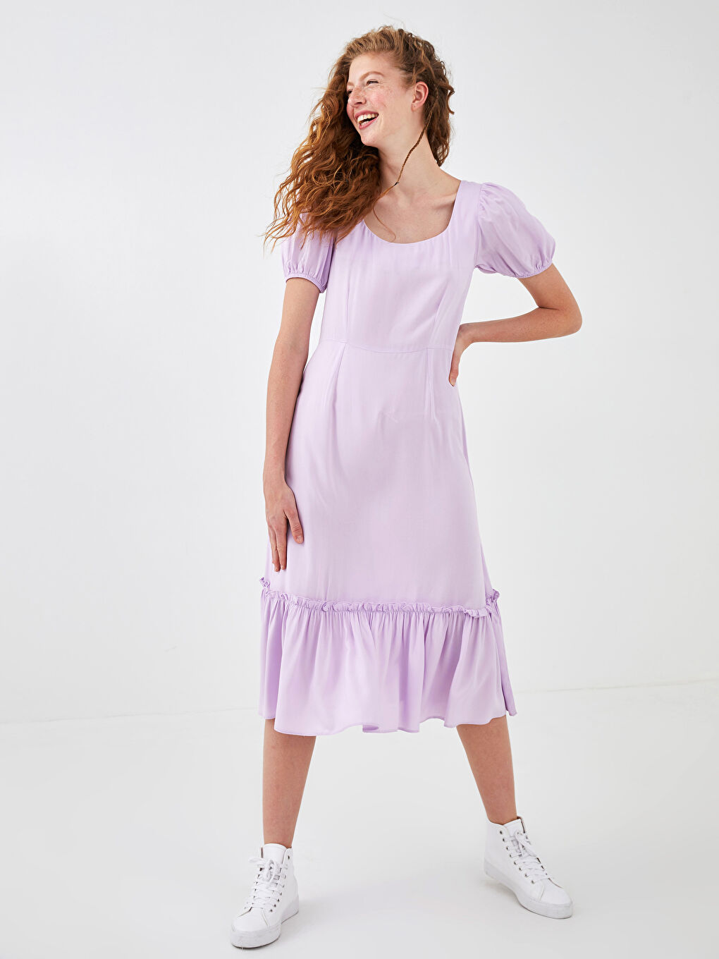 Haljina za Žene od Viskoze sa Kvadratnom Kragnom i Kratkim Rukavima