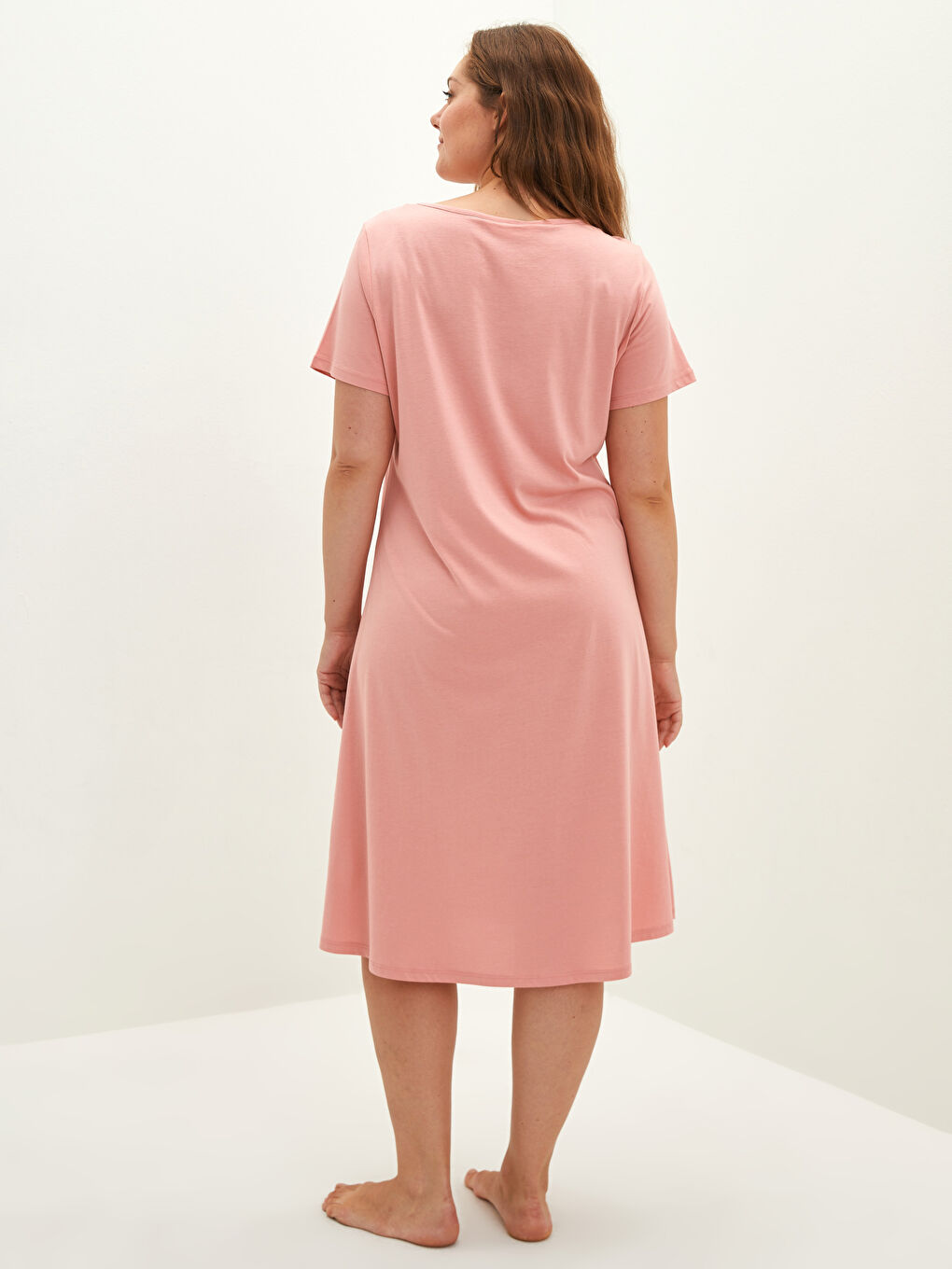 Pembe Bisiklet Yaka Nakışlı Kısa Kollu Büyük Beden Kadın Gecelik-4