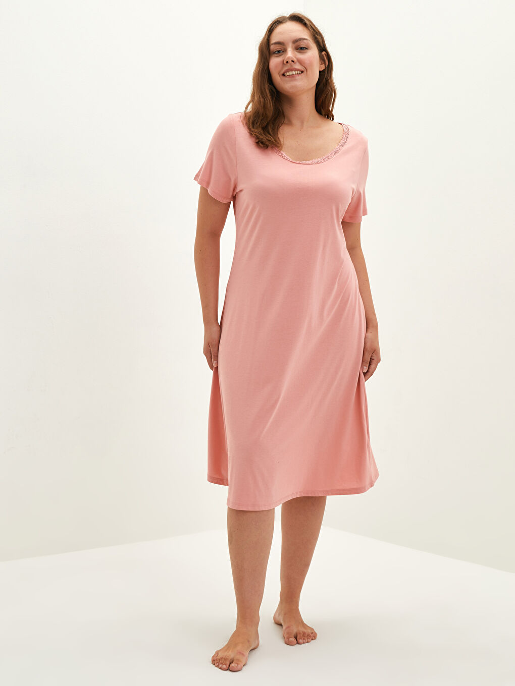 Pembe Bisiklet Yaka Nakışlı Kısa Kollu Büyük Beden Kadın Gecelik