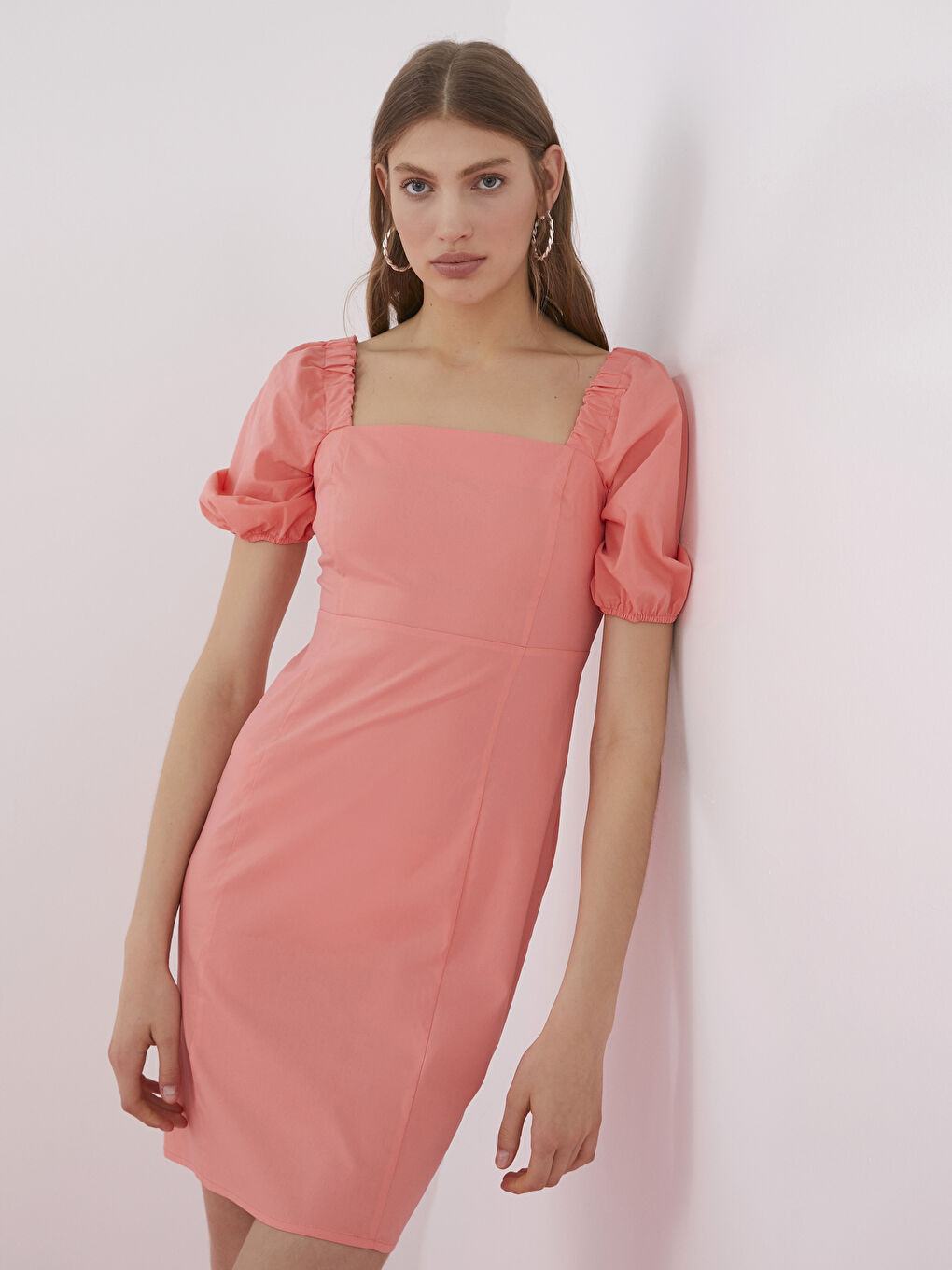 Robe Femme à Manches Courtes Droite à Col Carré en Popeline-1