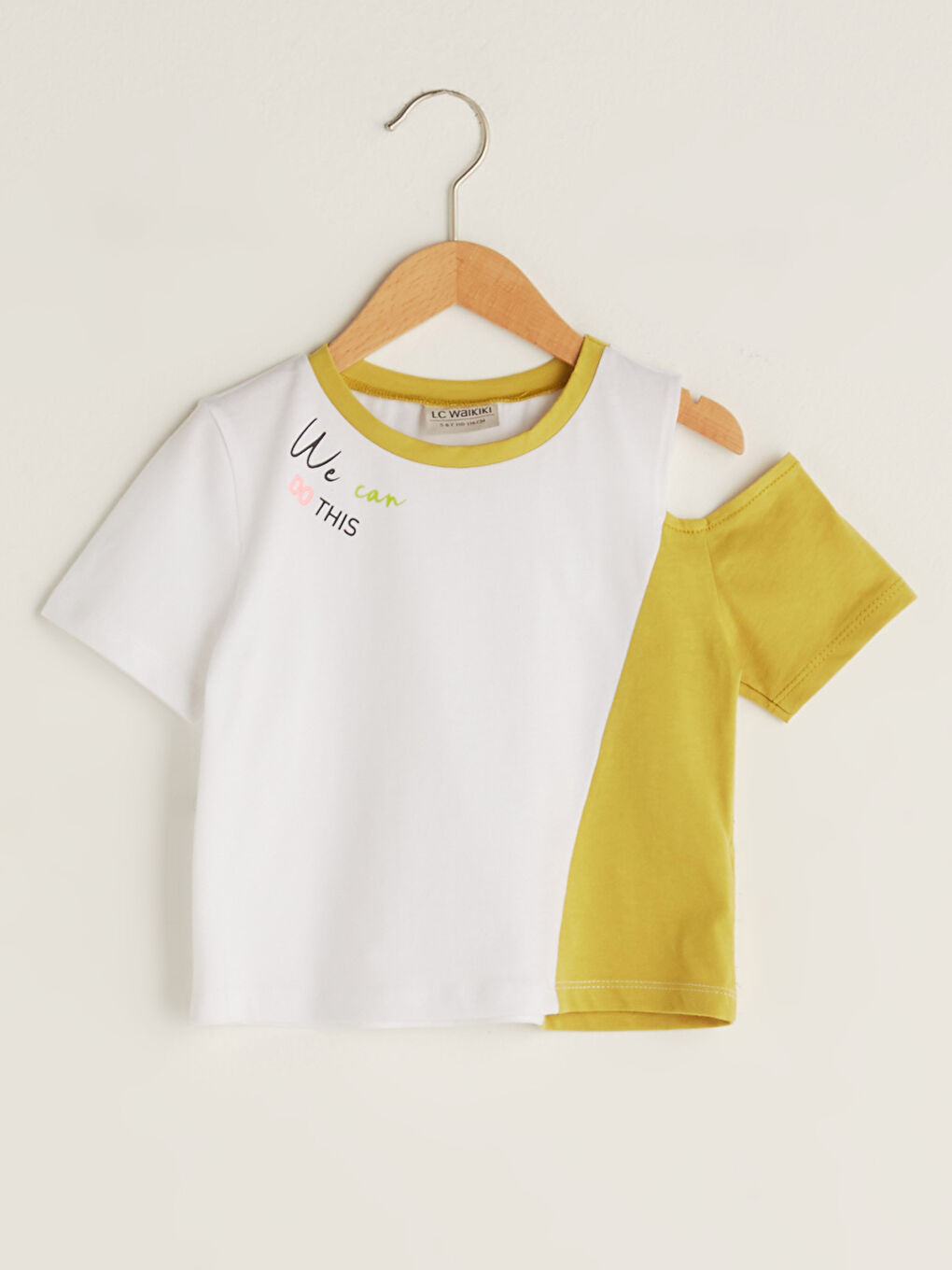 تيشيرت بنات قطن كم قصير بياقة دائرية وطبعة وتفاصيل على الكتف