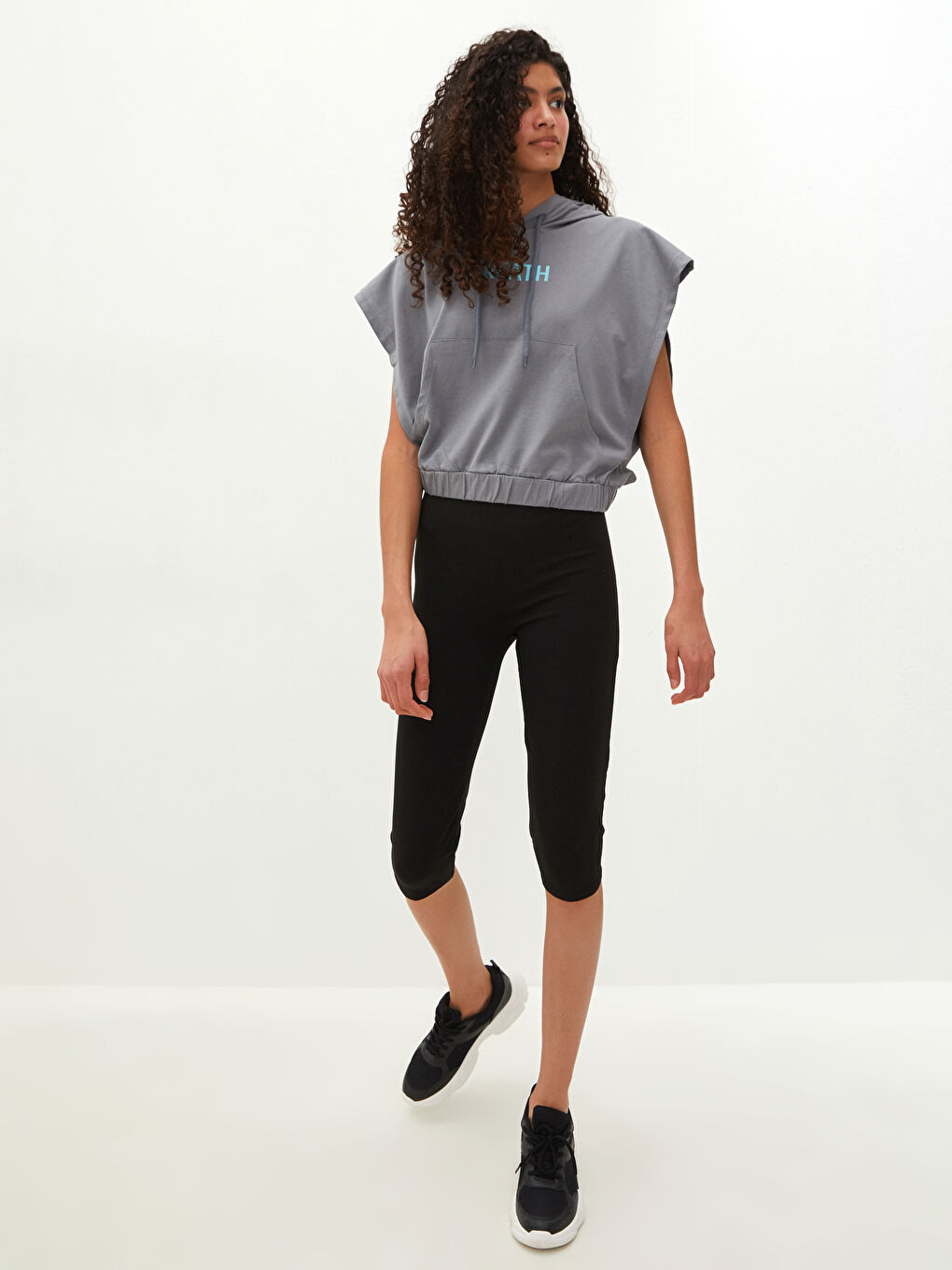 ليجن شورت رياضي سادة بخصر مرن للسيدات