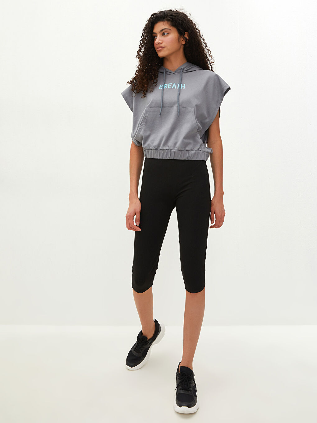 ليجن شورت رياضي سادة بخصر مرن للسيدات-1