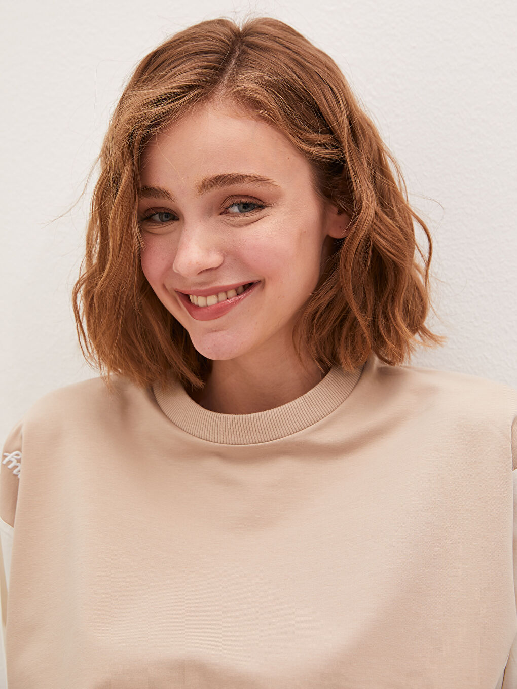 Bej Bisiklet Yaka Slogan Baskılı Uzun Kollu Kadın Sweatshirt Tunik-1