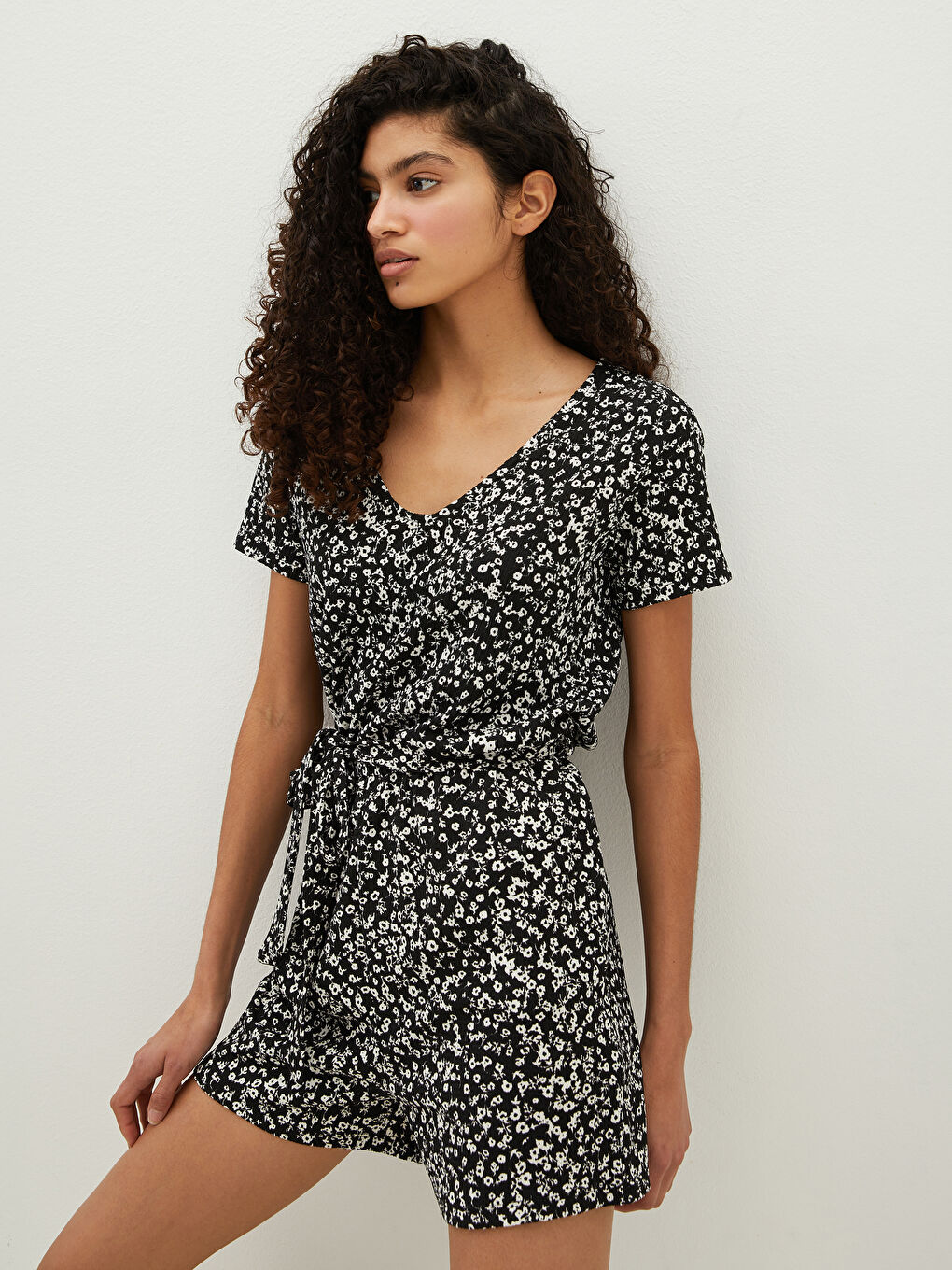 Siyah V Yaka Desenli Kısa Kollu Beli Bağlama Detaylı Raşel Kumaş Kadın Tulum-1