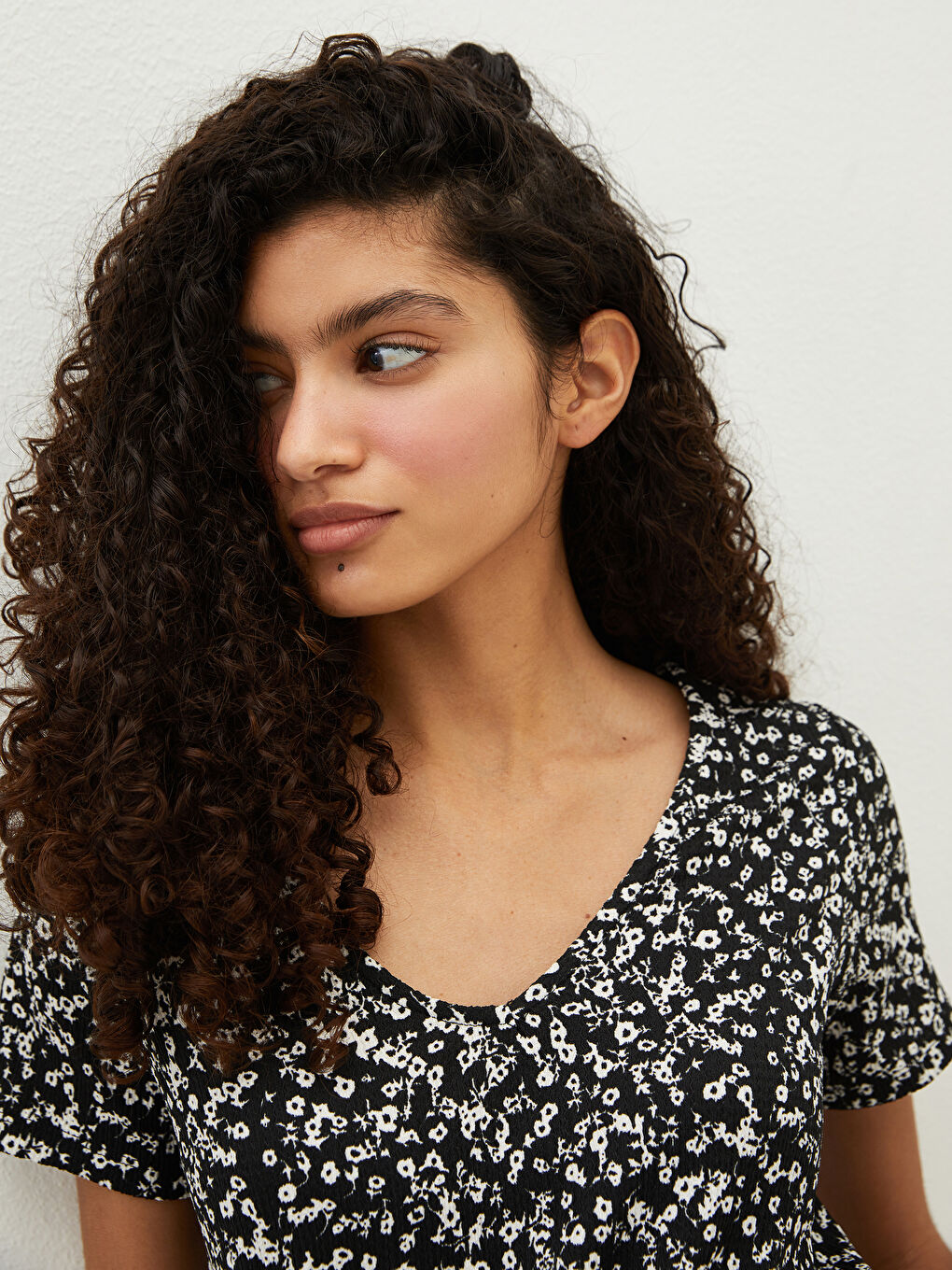 Siyah V Yaka Desenli Kısa Kollu Beli Bağlama Detaylı Raşel Kumaş Kadın Tulum-3