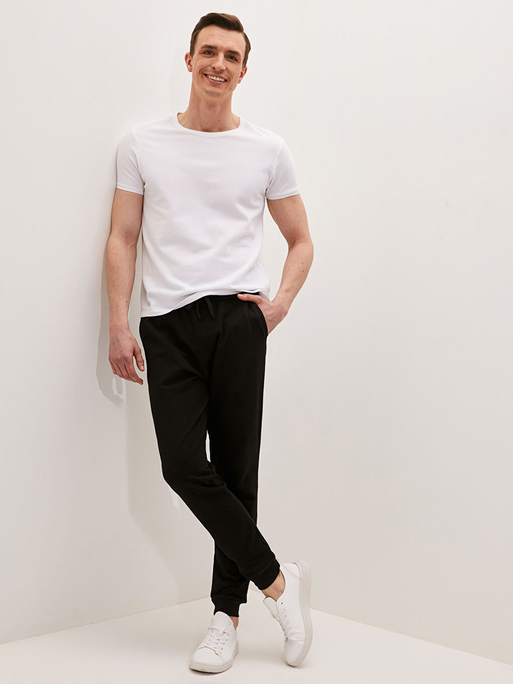 Siyah Standart Kalıp Erkek Jogger Eşofman Altı-1