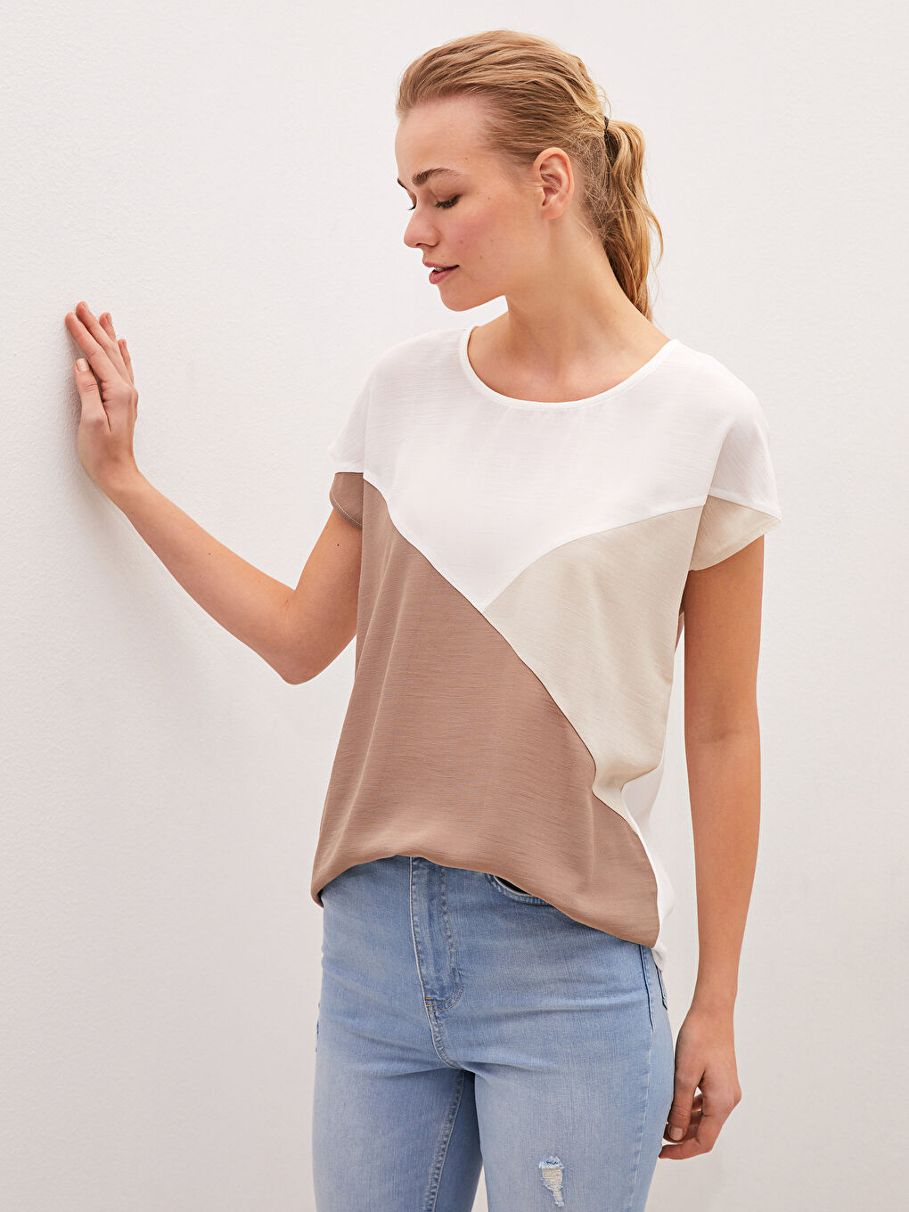 Kahverengi Bisiklet Yaka Renk Bloklu Kısa Kollu Kadın Tişört