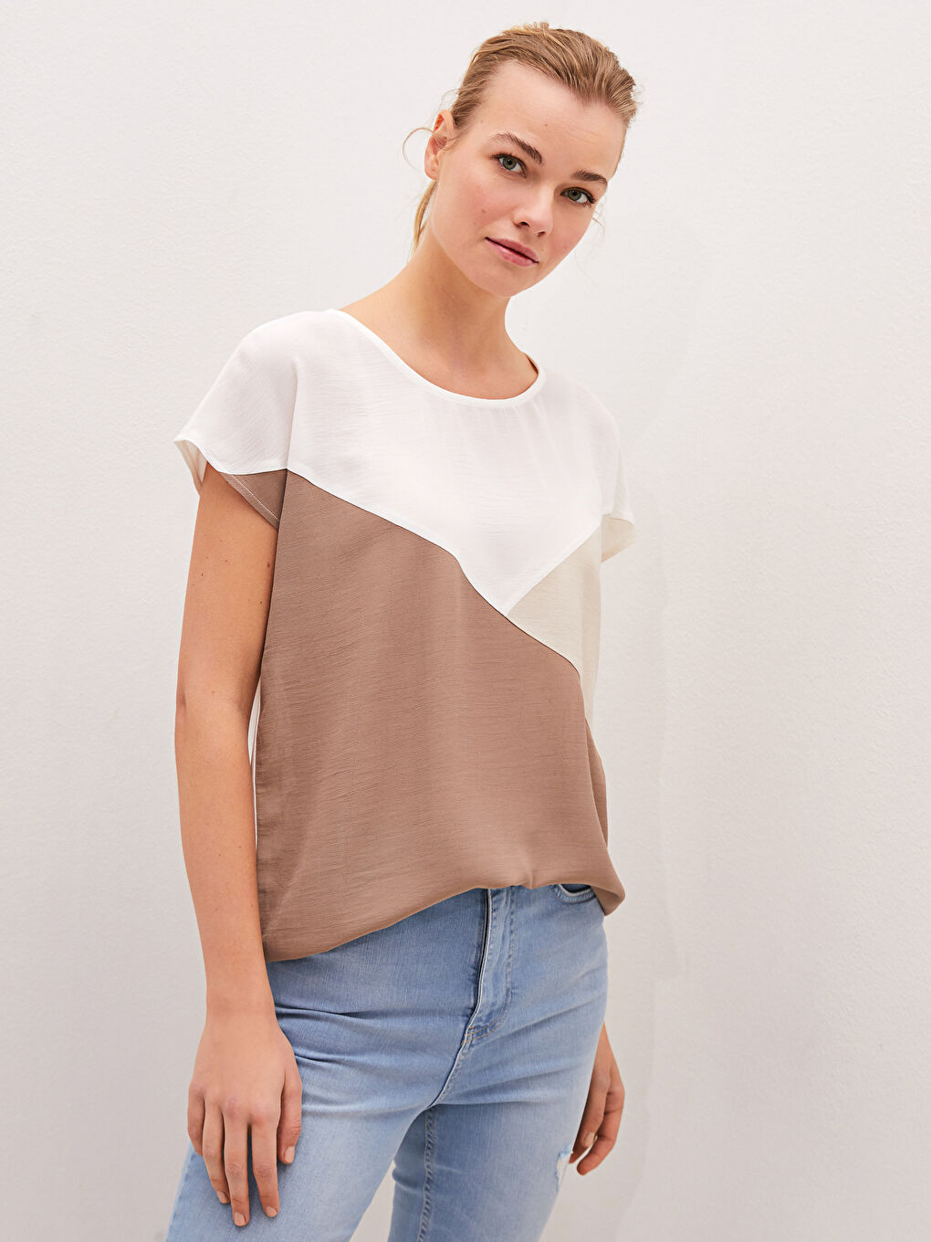 Kahverengi Bisiklet Yaka Renk Bloklu Kısa Kollu Kadın Tişört-1