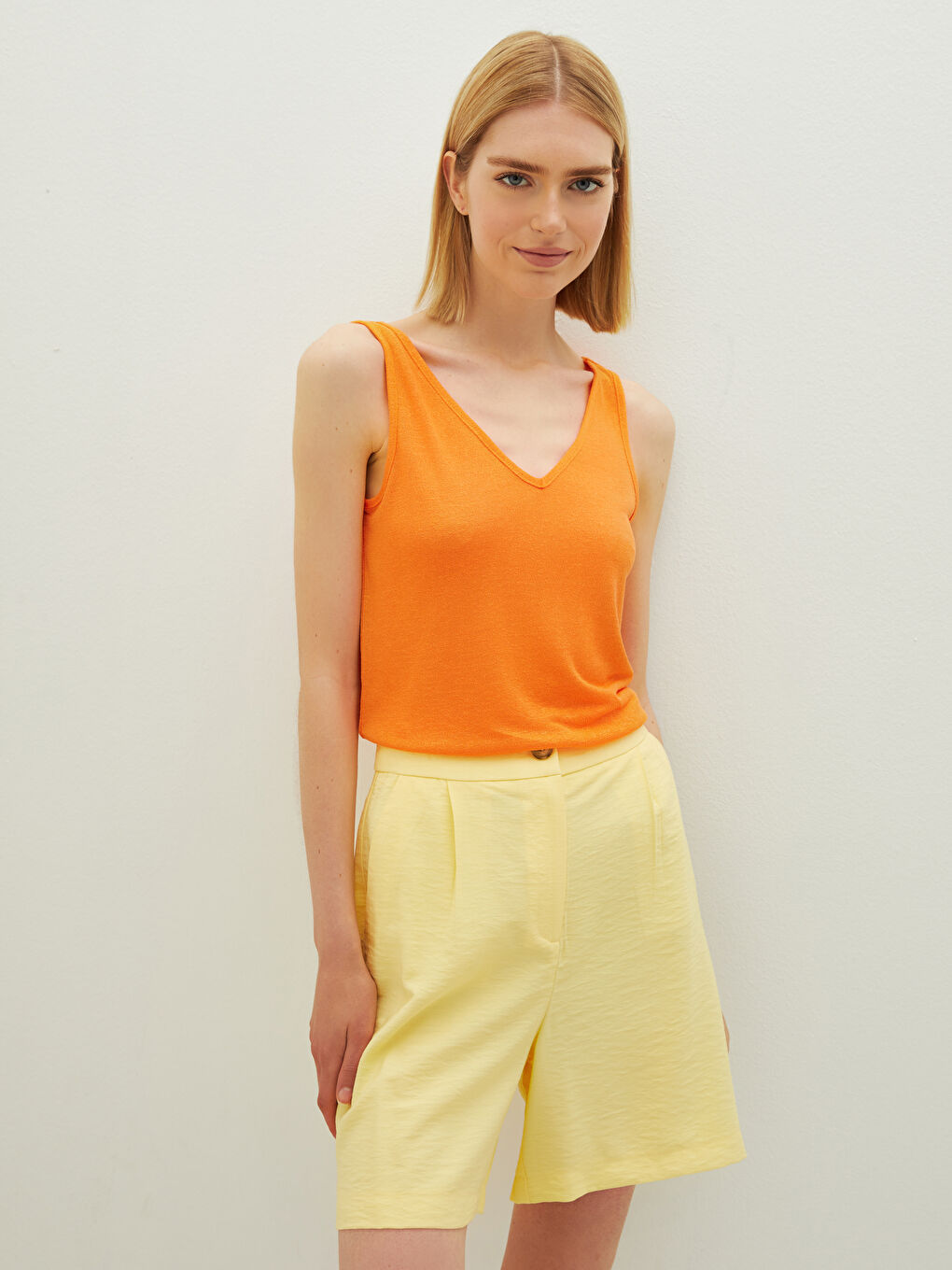 Turuncu Kadın V Yaka Askılı Düz Atlet