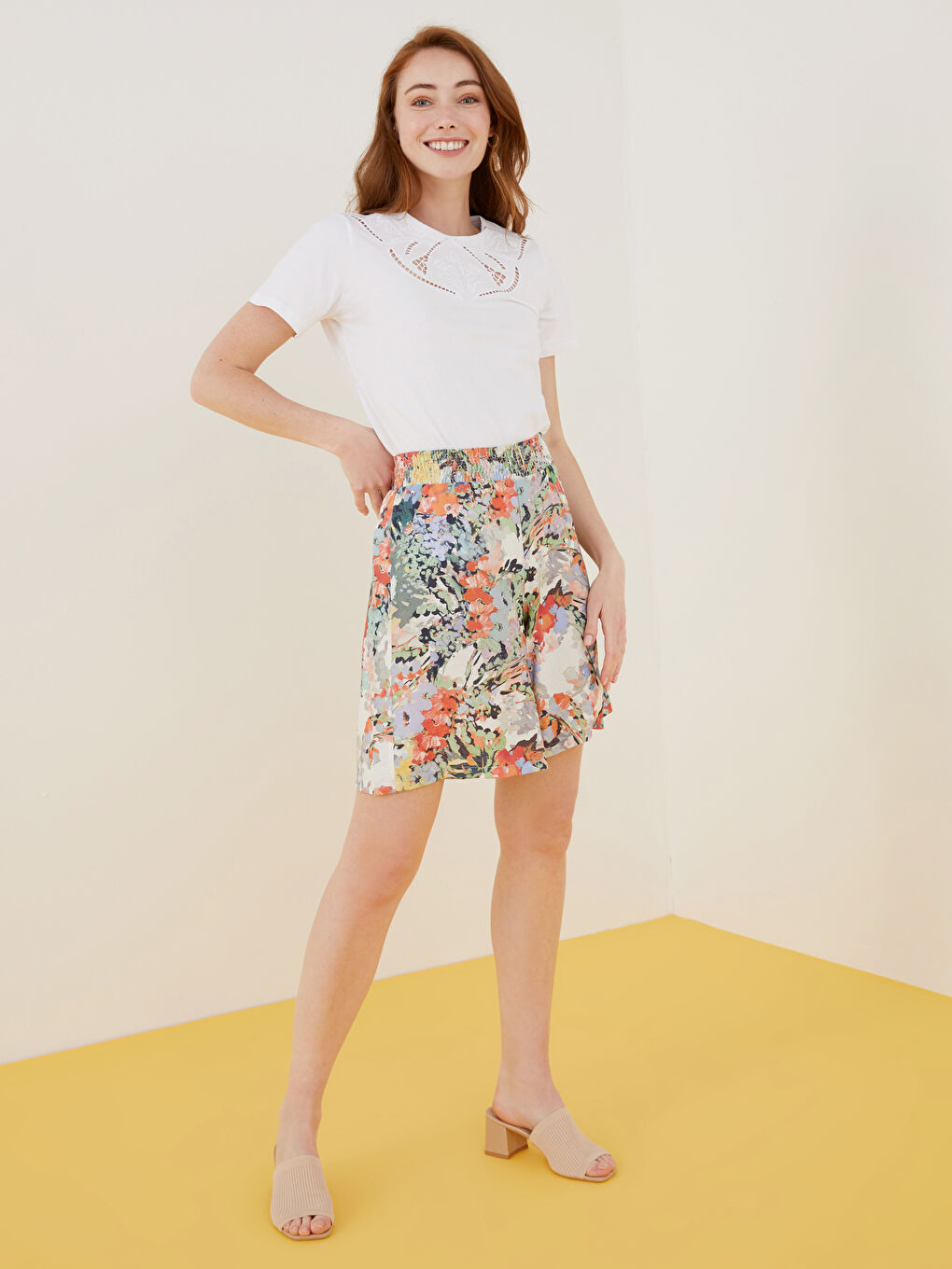 Ekru Bisiklet Yaka Nakışlı Kısa Kollu Kadın Tişört-1