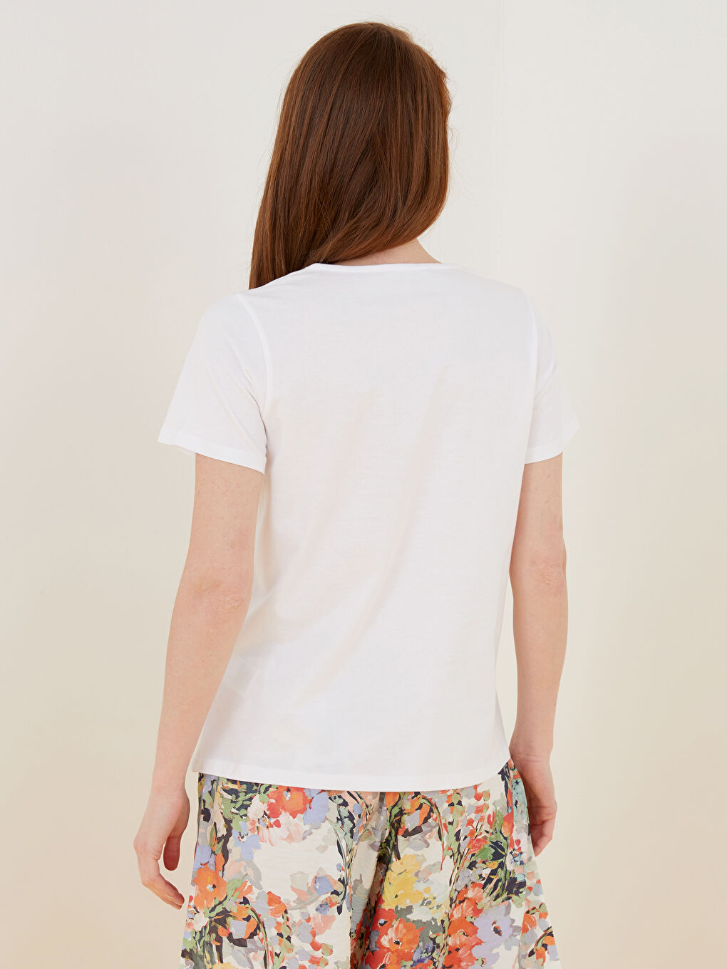 Ekru Bisiklet Yaka Nakışlı Kısa Kollu Kadın Tişört-2