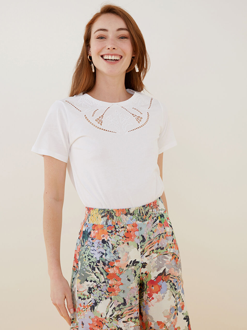 Ekru Bisiklet Yaka Nakışlı Kısa Kollu Kadın Tişört-3