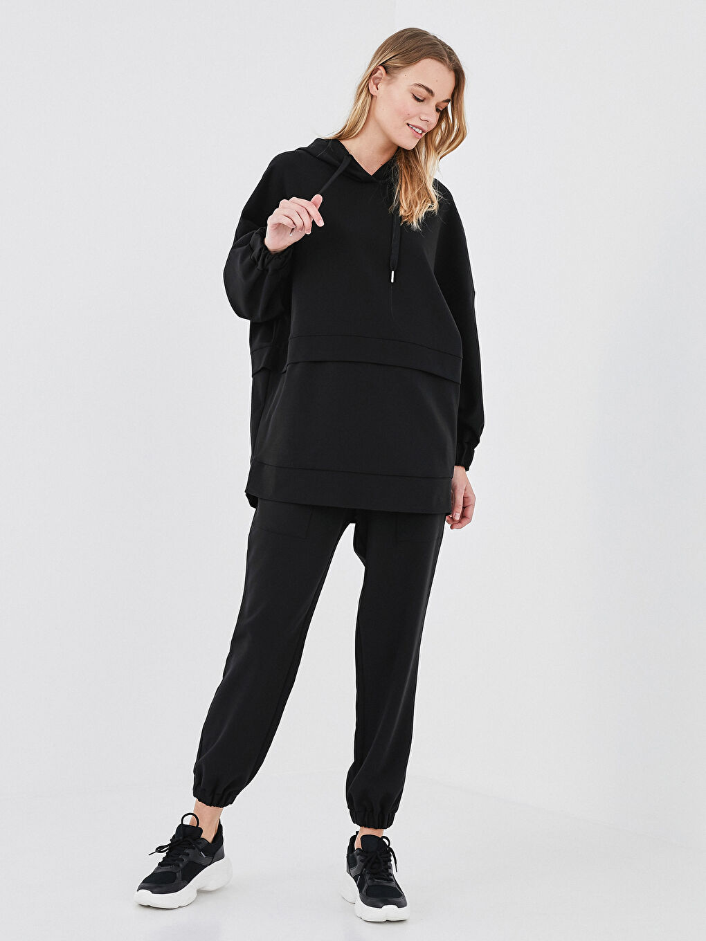 Siyah Kapüşon Yaka Düz Uzun Kollu Kadın Tunik-2