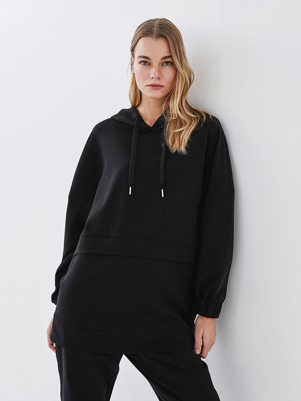 Siyah Kapüşon Yaka Düz Uzun Kollu Kadın Tunik