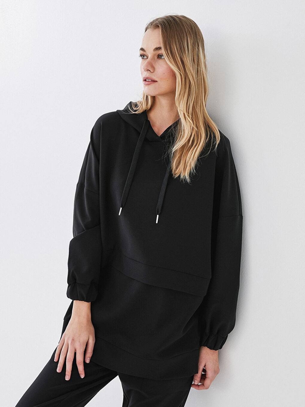 Siyah Kapüşon Yaka Düz Uzun Kollu Kadın Tunik-1