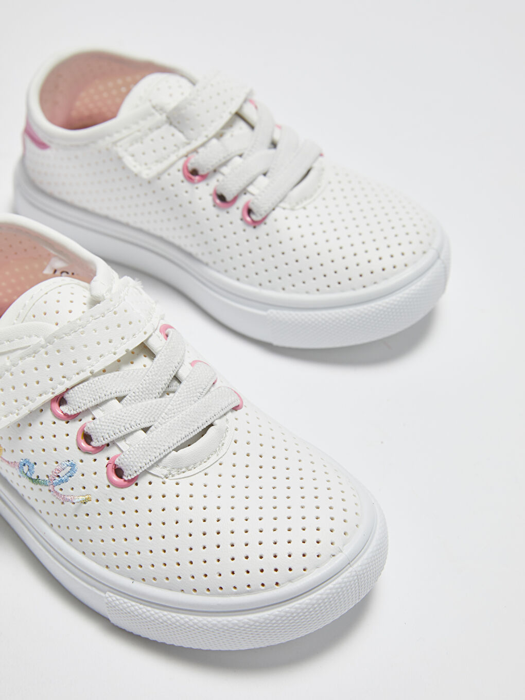 أحذية رياضية بنات رضع بتفاصيل شبكة مطرزة وأربطة جزم-4