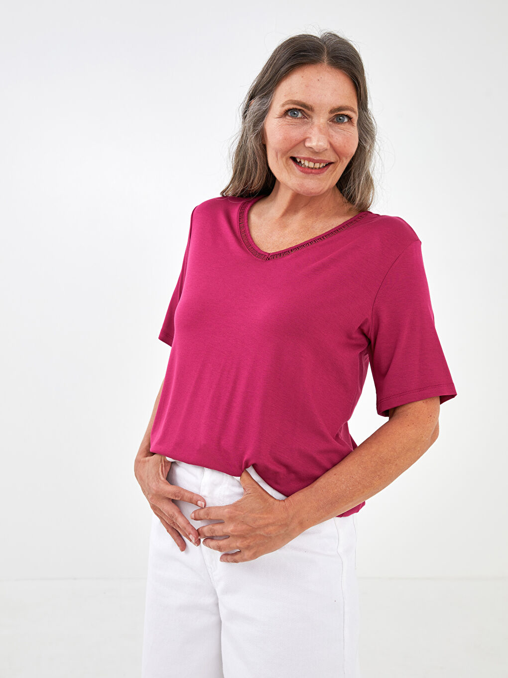 Bordo V Yaka Nakış Detaylı Kısa Kollu Kadın Bluz-1