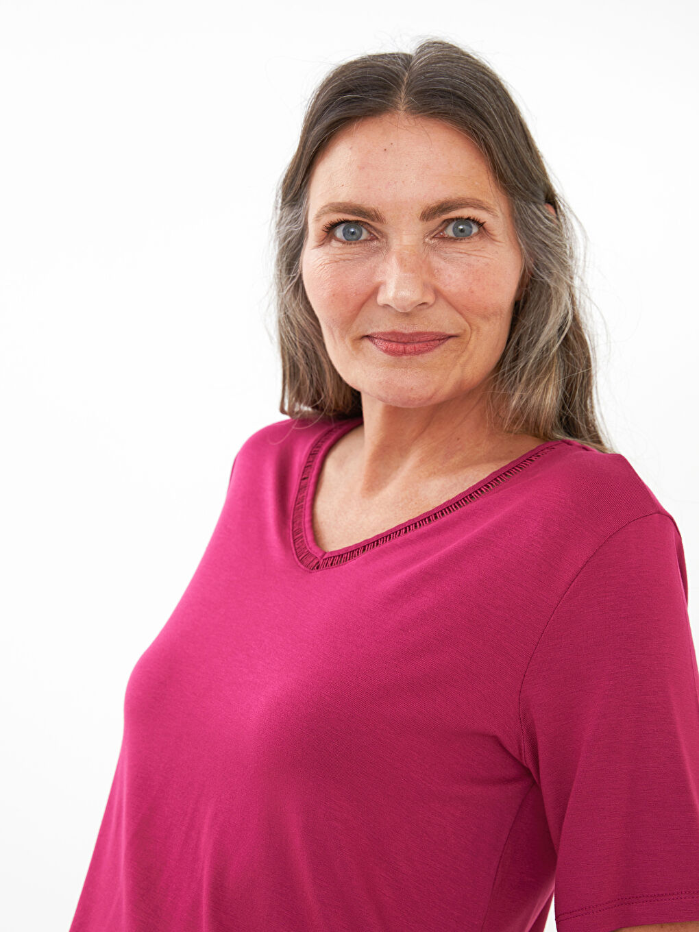 Bordo V Yaka Nakış Detaylı Kısa Kollu Kadın Bluz-2