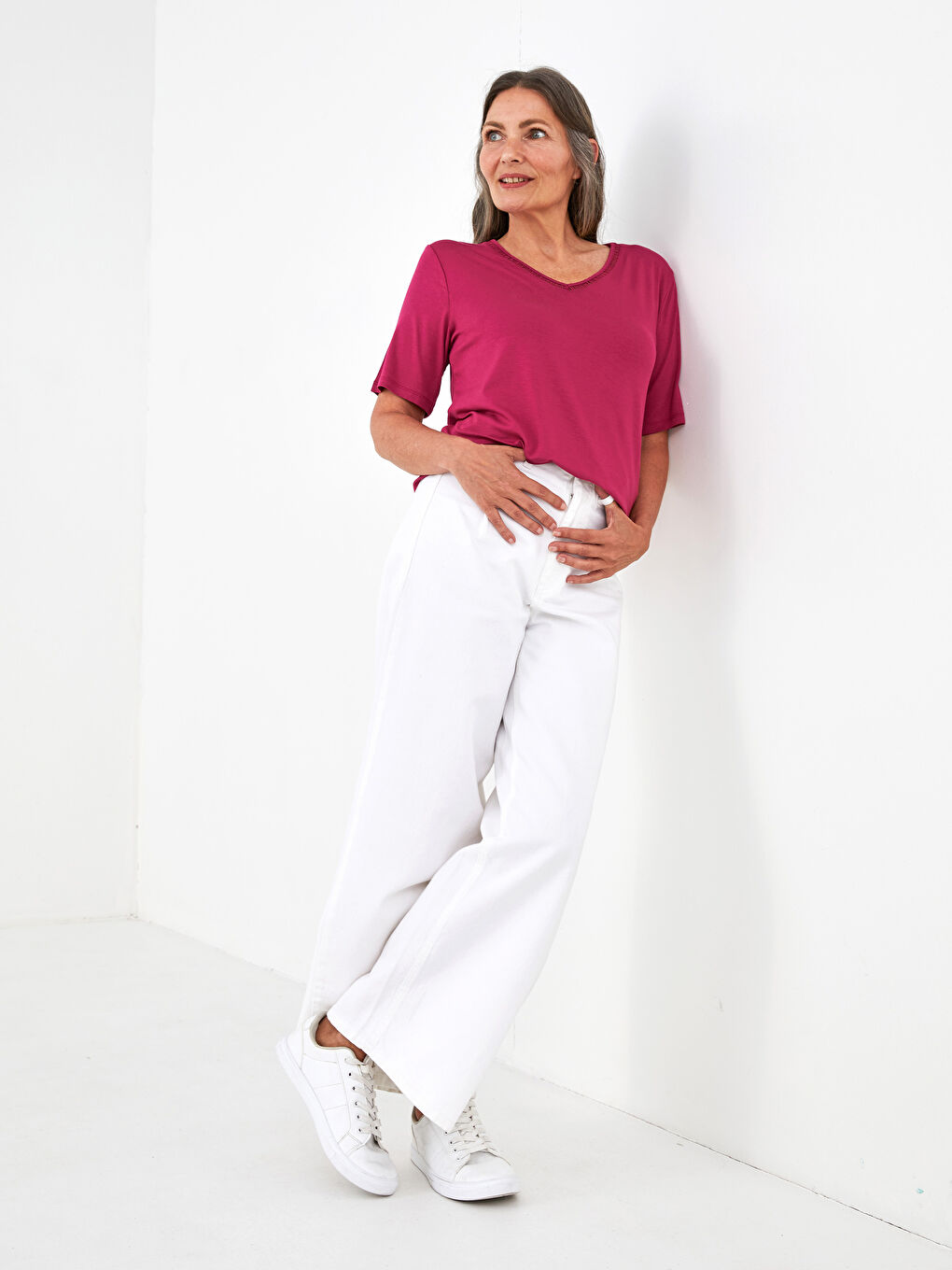 Bordo V Yaka Nakış Detaylı Kısa Kollu Kadın Bluz-5