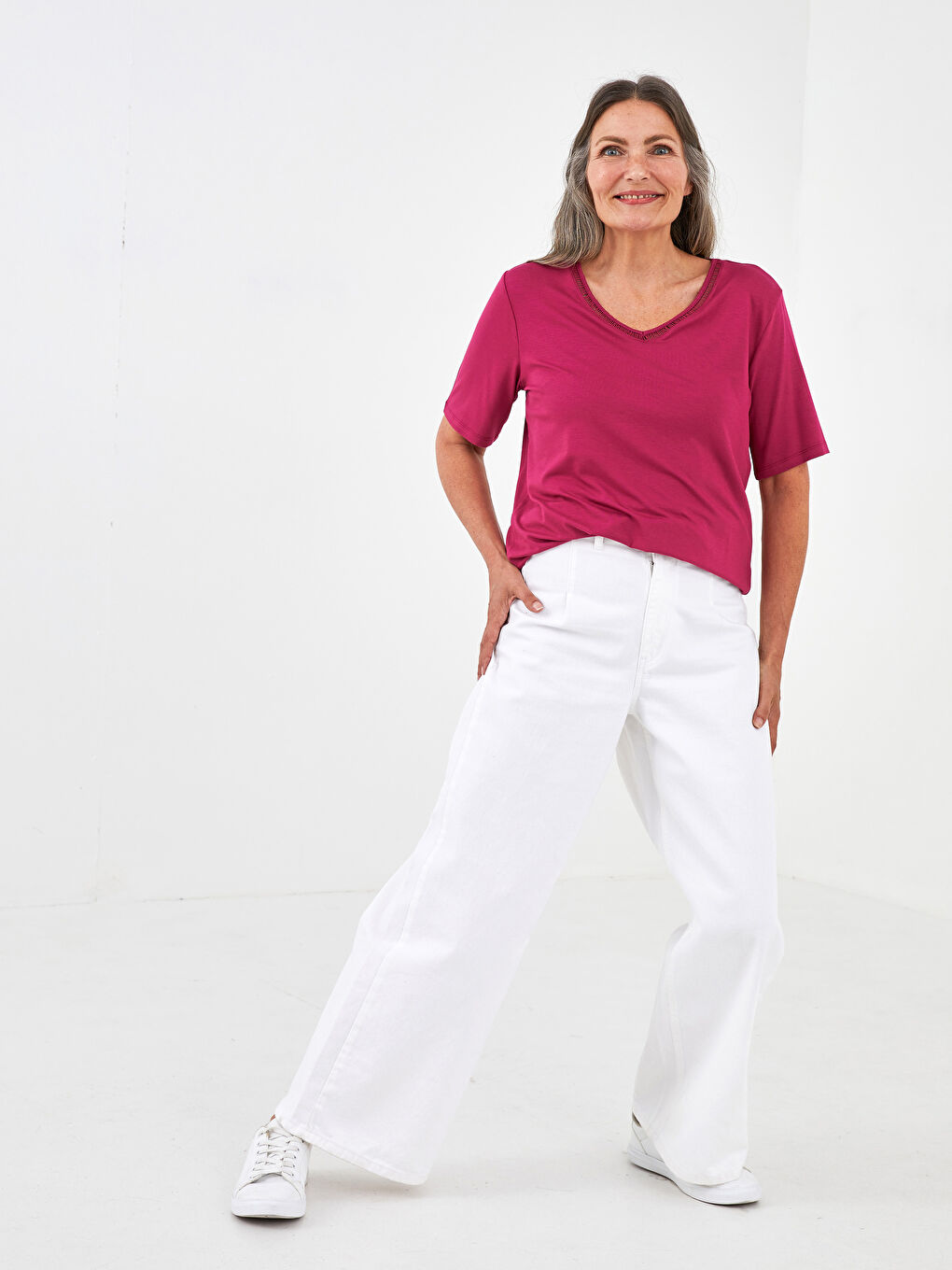 Bordo V Yaka Nakış Detaylı Kısa Kollu Kadın Bluz