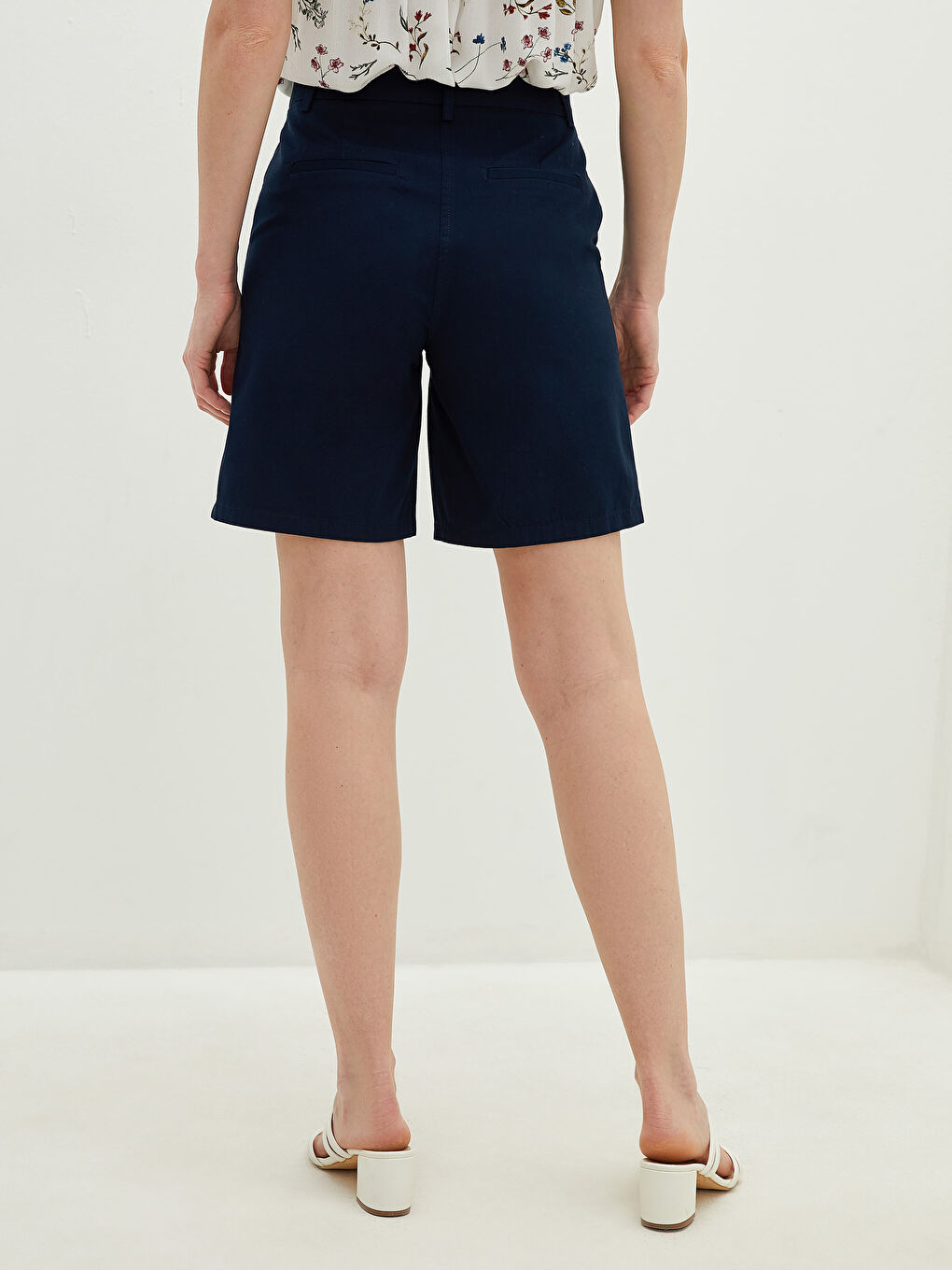 Әйелдерге арналған қалтасы бар өрнексіз саржа шолақ шалбар-3