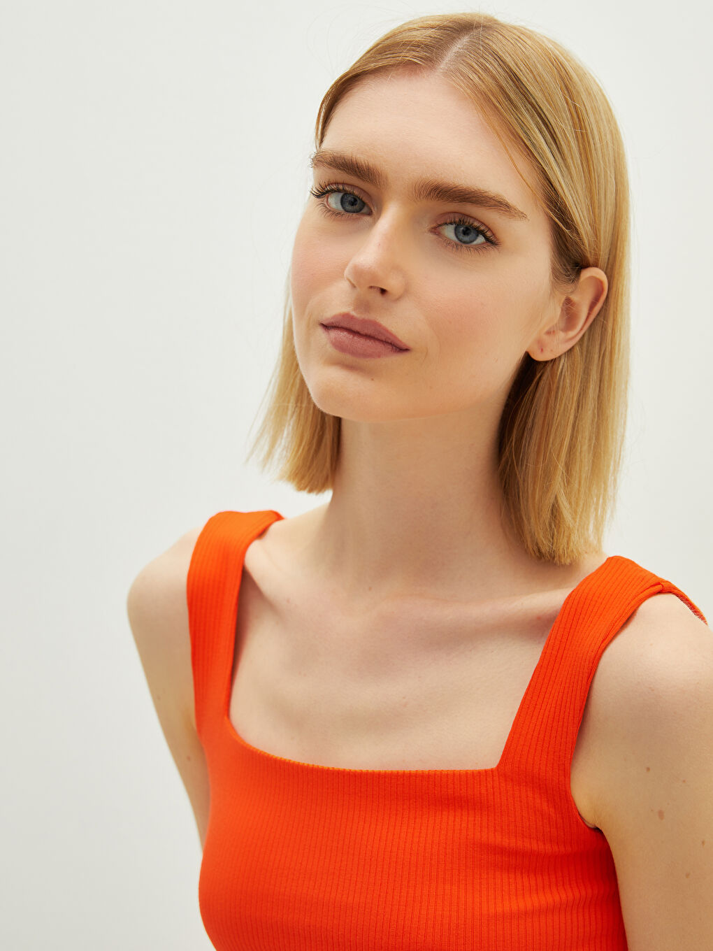 Square Neck Strap Straight Crop Female Athlete-4