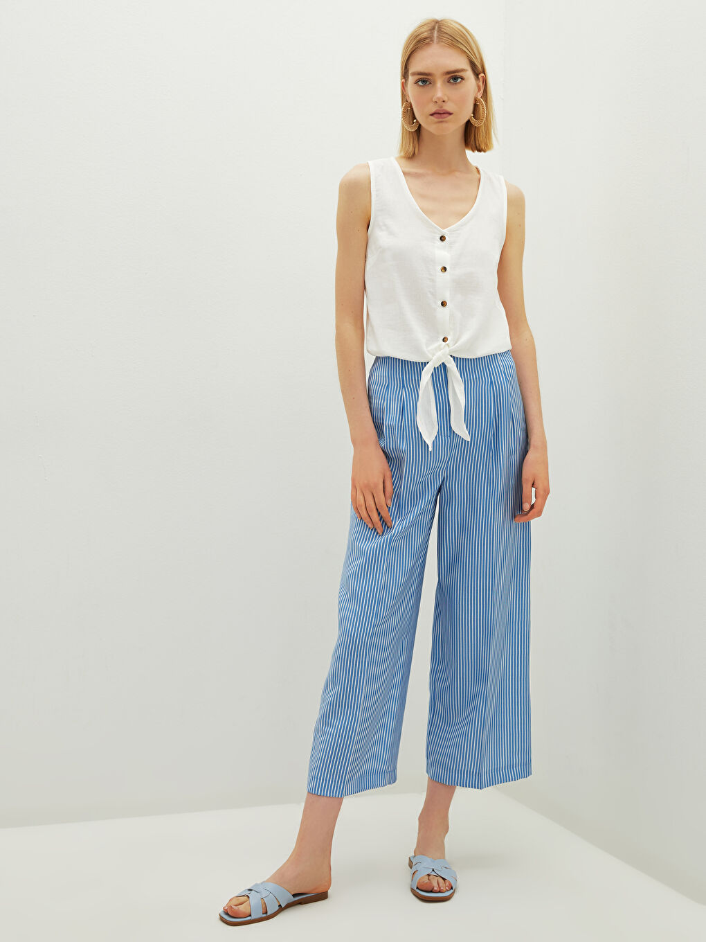 Blouse Pour Femmes En Tissu Froissé Court Boutonné À Détails Noués Et Encolure En V-1