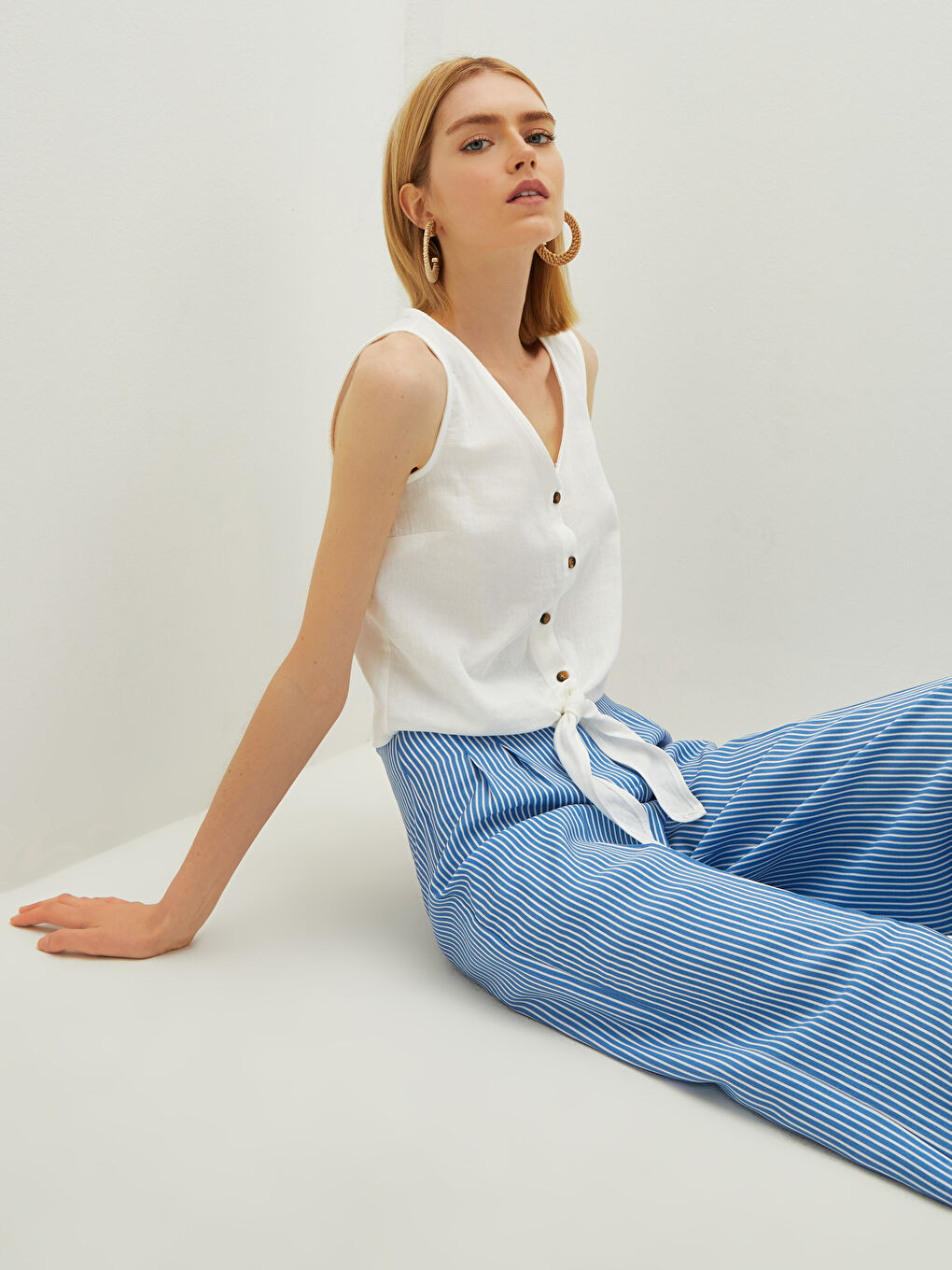 Blouse Pour Femmes En Tissu Froissé Court Boutonné À Détails Noués Et Encolure En V-4