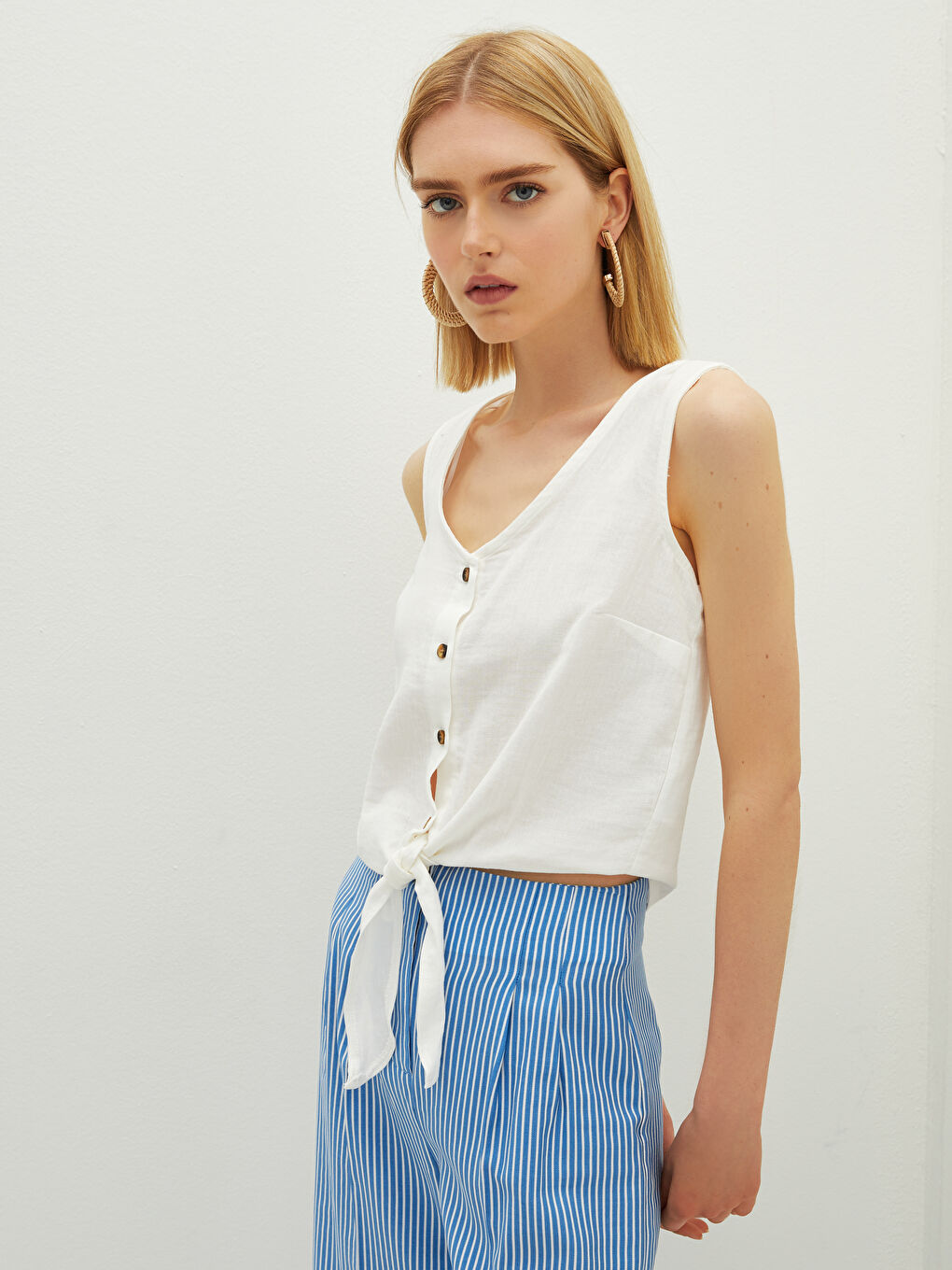 Blouse Pour Femmes En Tissu Froissé Court Boutonné À Détails Noués Et Encolure En V