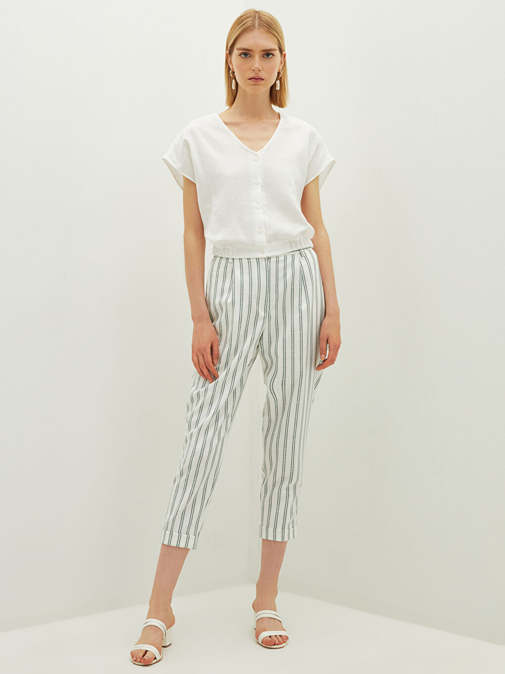 Beyaz V Yaka Düz Kısa Kollu Kadın Bluz-2