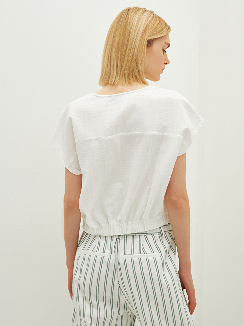 Beyaz V Yaka Düz Kısa Kollu Kadın Bluz-3