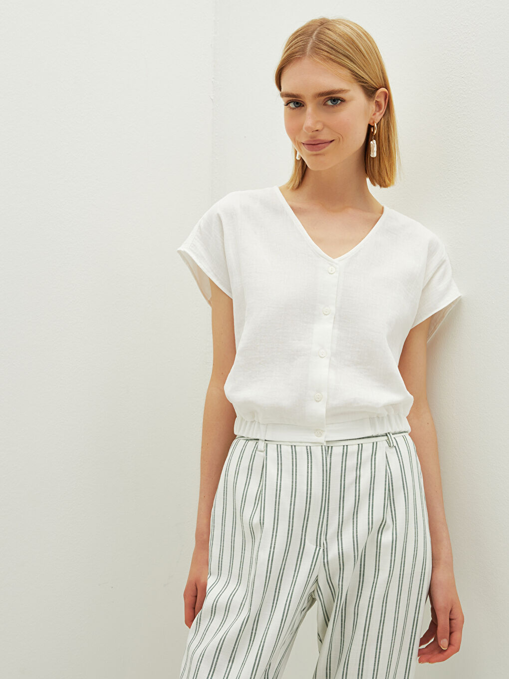 Beyaz V Yaka Düz Kısa Kollu Kadın Bluz