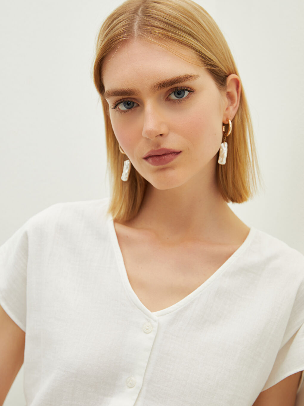 Beyaz V Yaka Düz Kısa Kollu Kadın Bluz-1